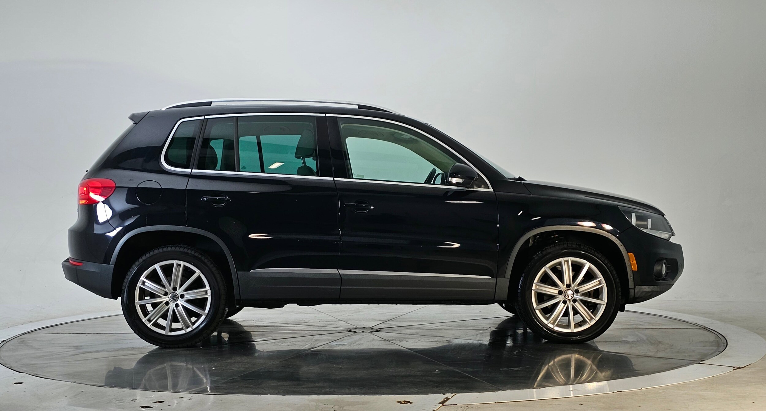 2012 Volkswagen Tiguan SE photo 3