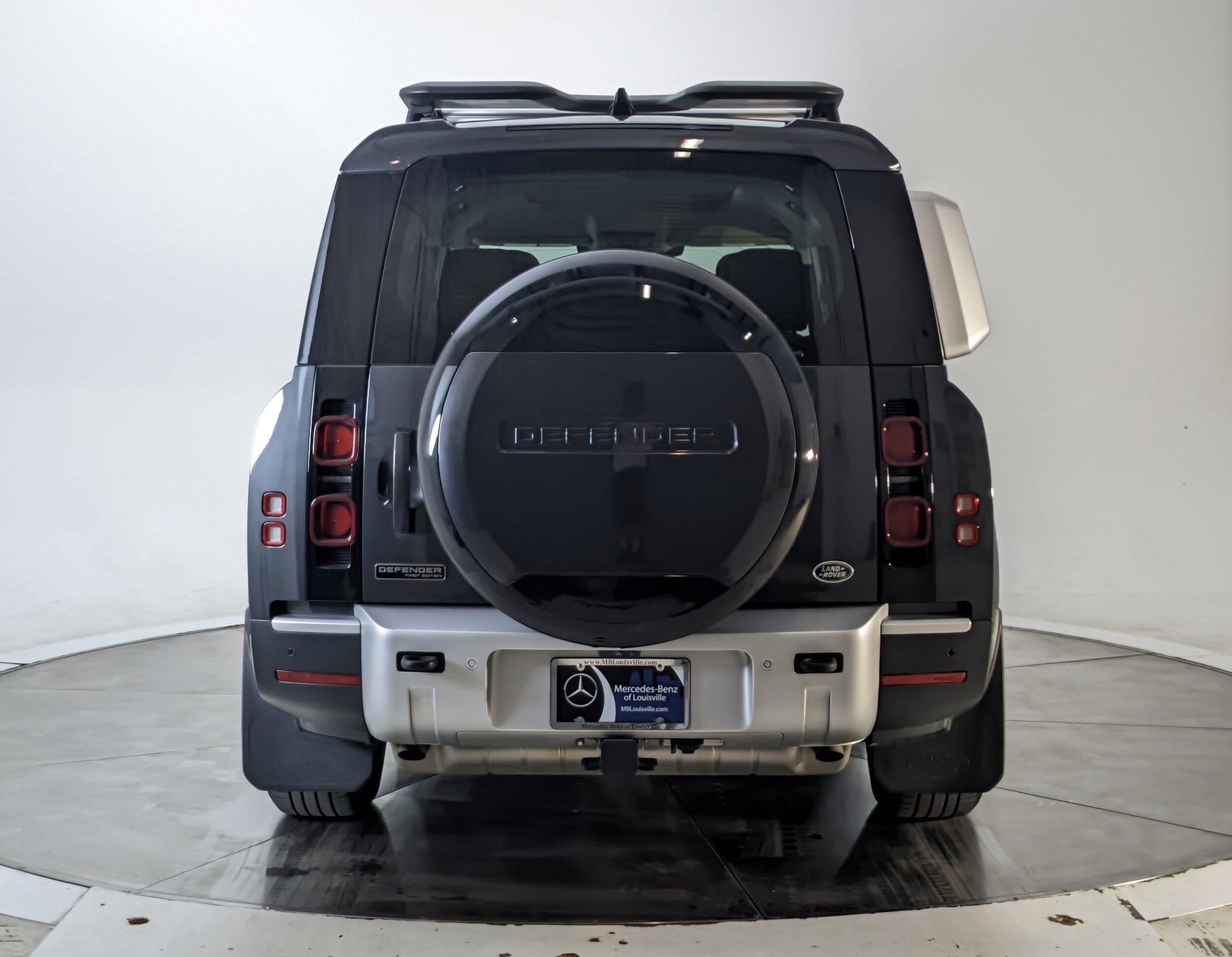 2023 Land Rover Defender 130 First Edition photo 3