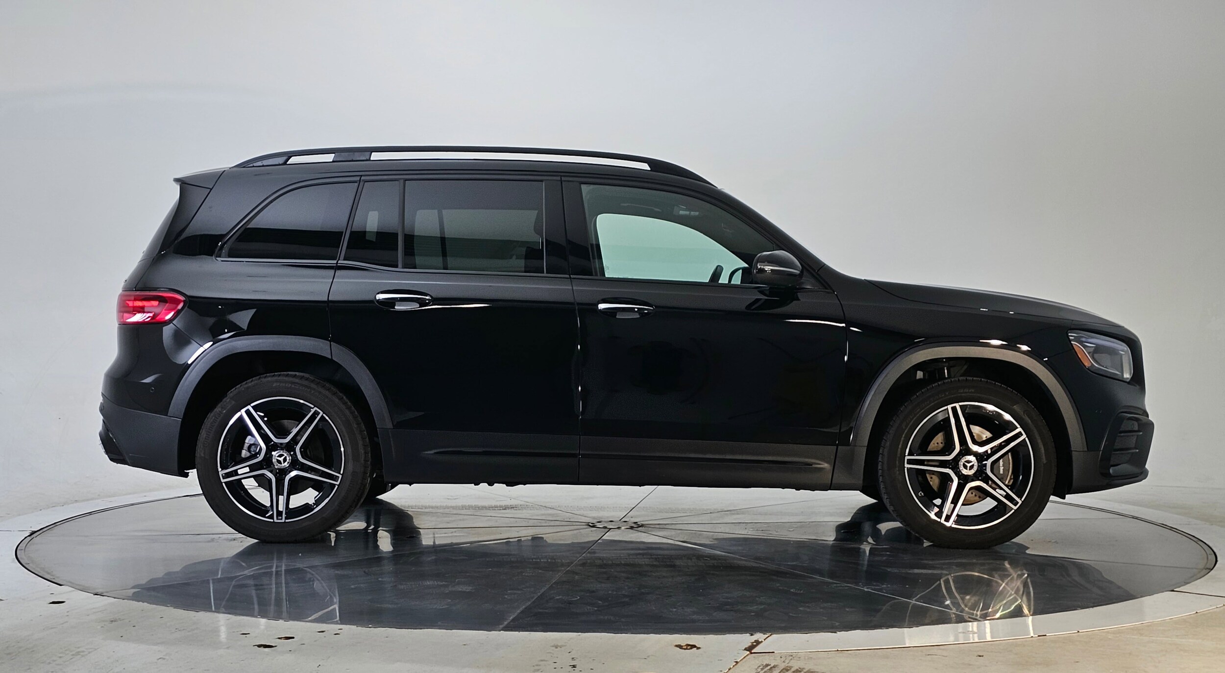 2024 Mercedes Benz GLB 250 4MATIC photo 2