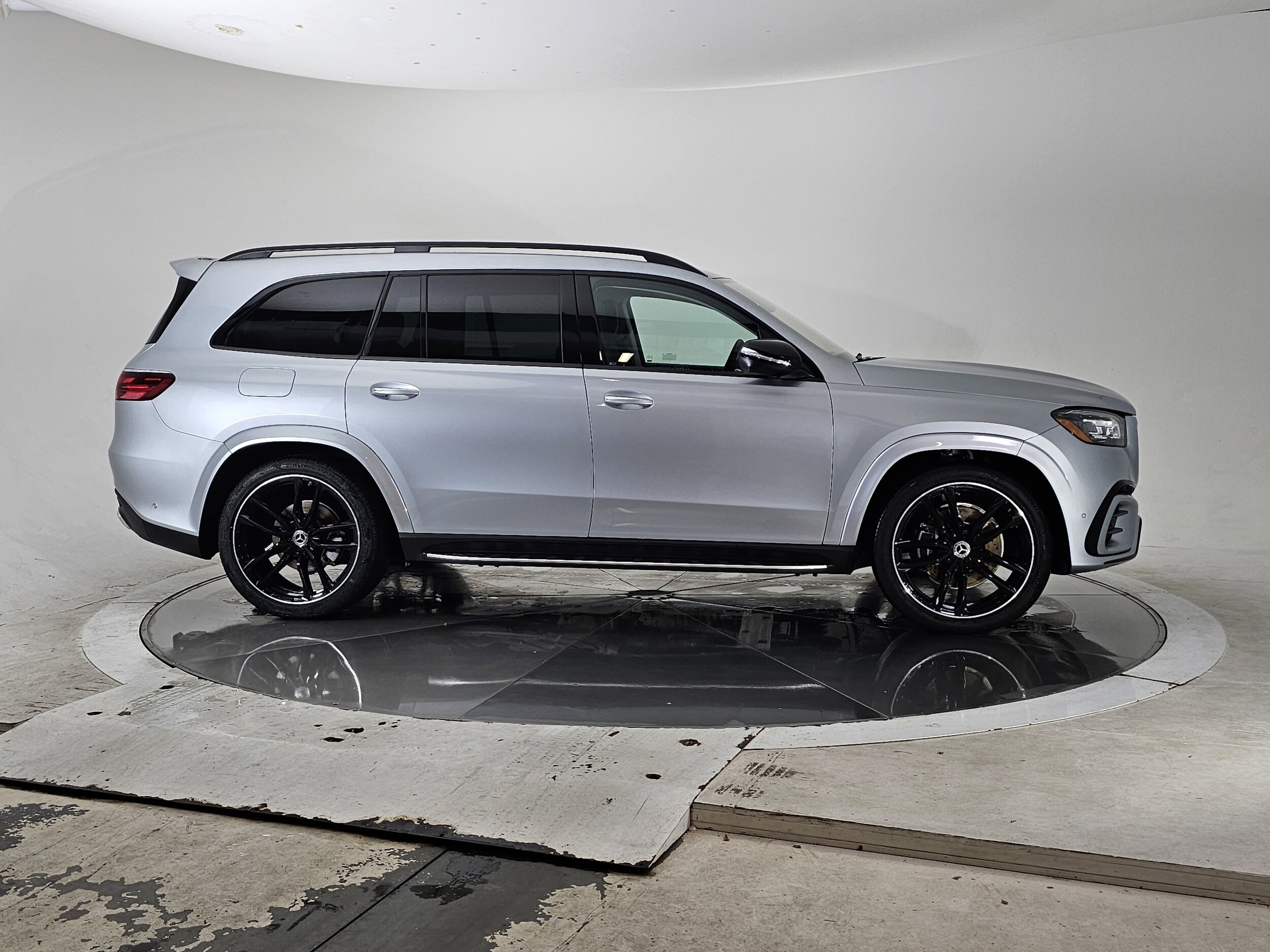 2024 Mercedes Benz GLS 450 4MATIC photo 3