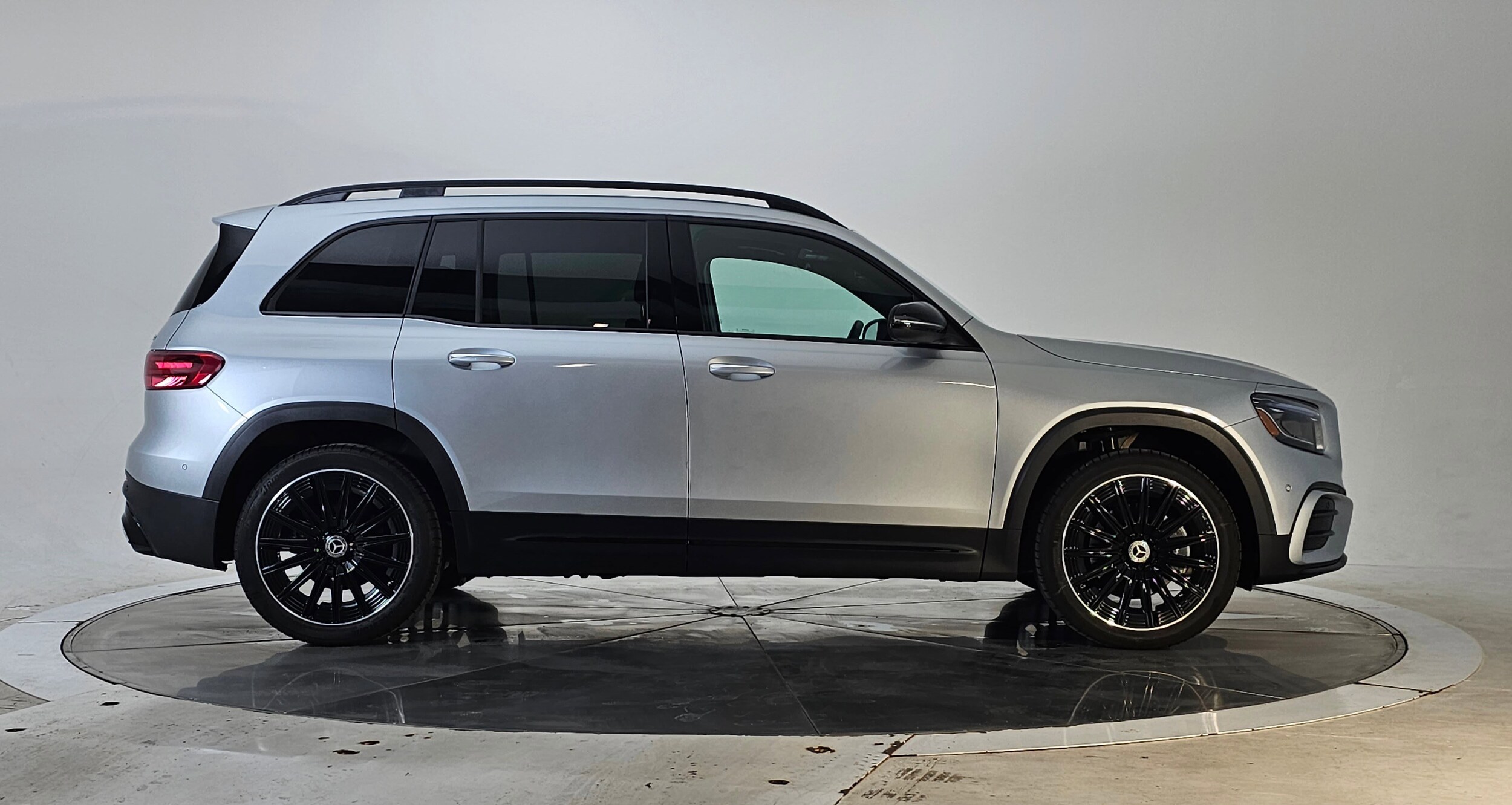 2025 Mercedes Benz GLB 250 4MATIC photo 3