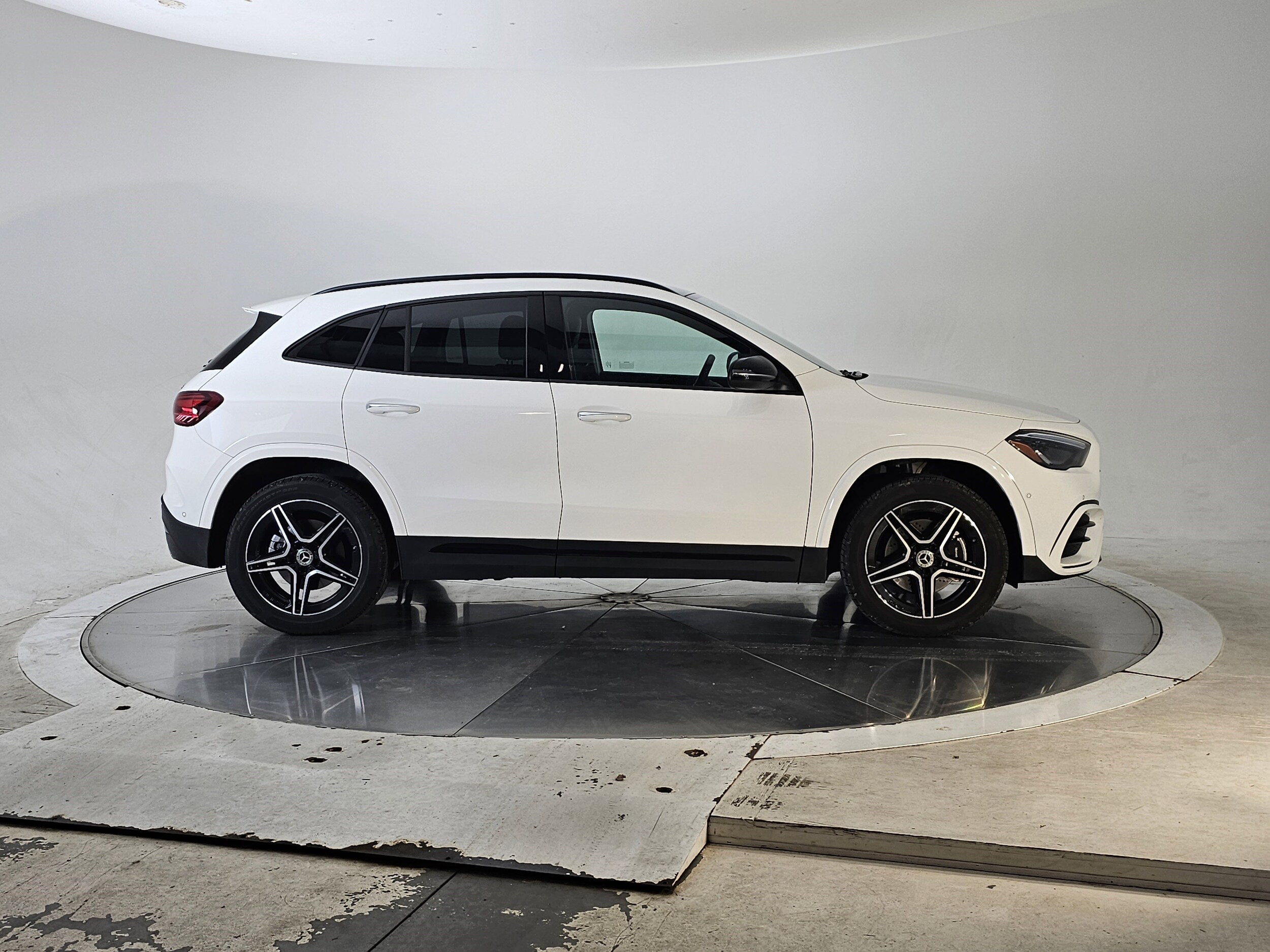 2025 Mercedes Benz GLA 250 4MATIC photo 2