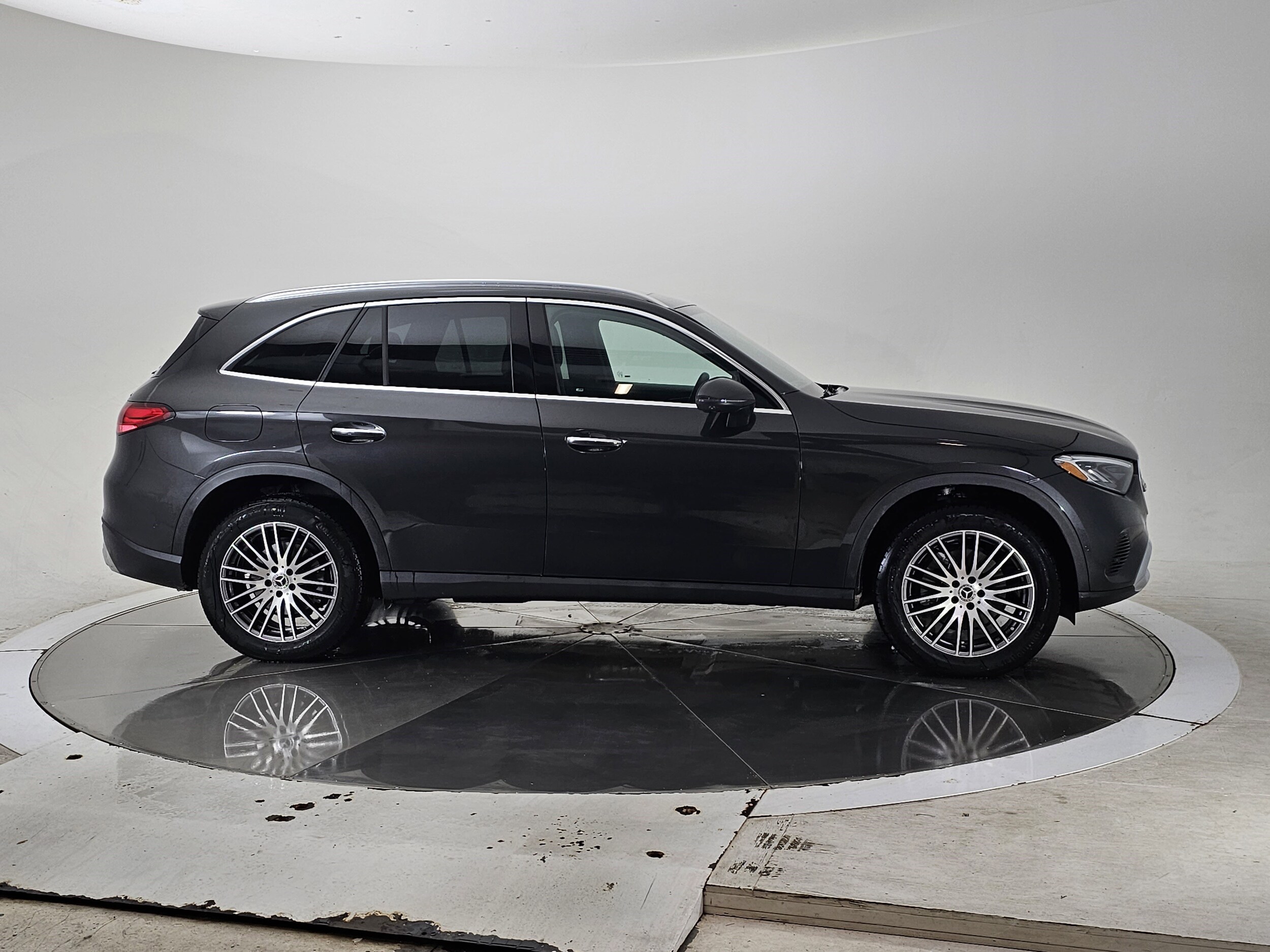 2025 Mercedes Benz GLC 300 4MATIC photo 3