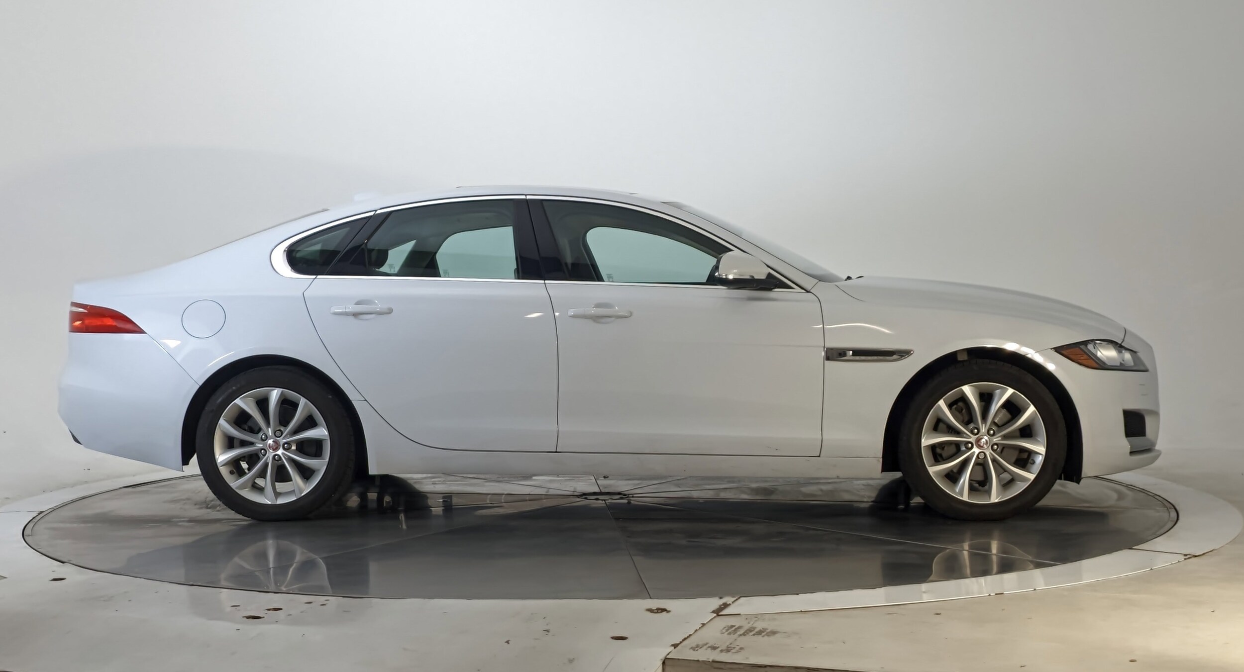 2018 Jaguar XF 25t Premium photo 3