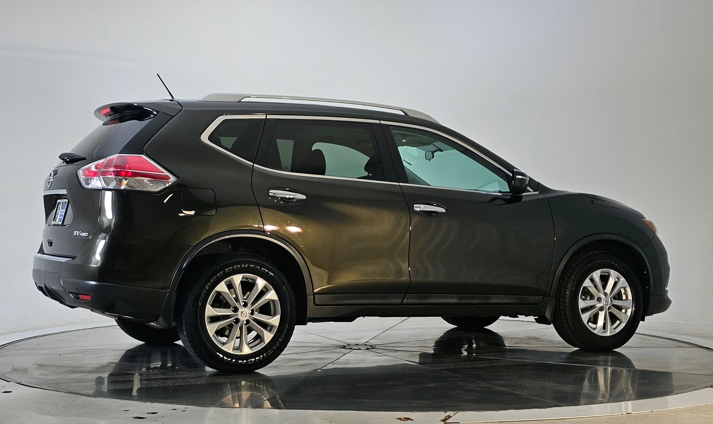 2015 Nissan Rogue SV photo 2