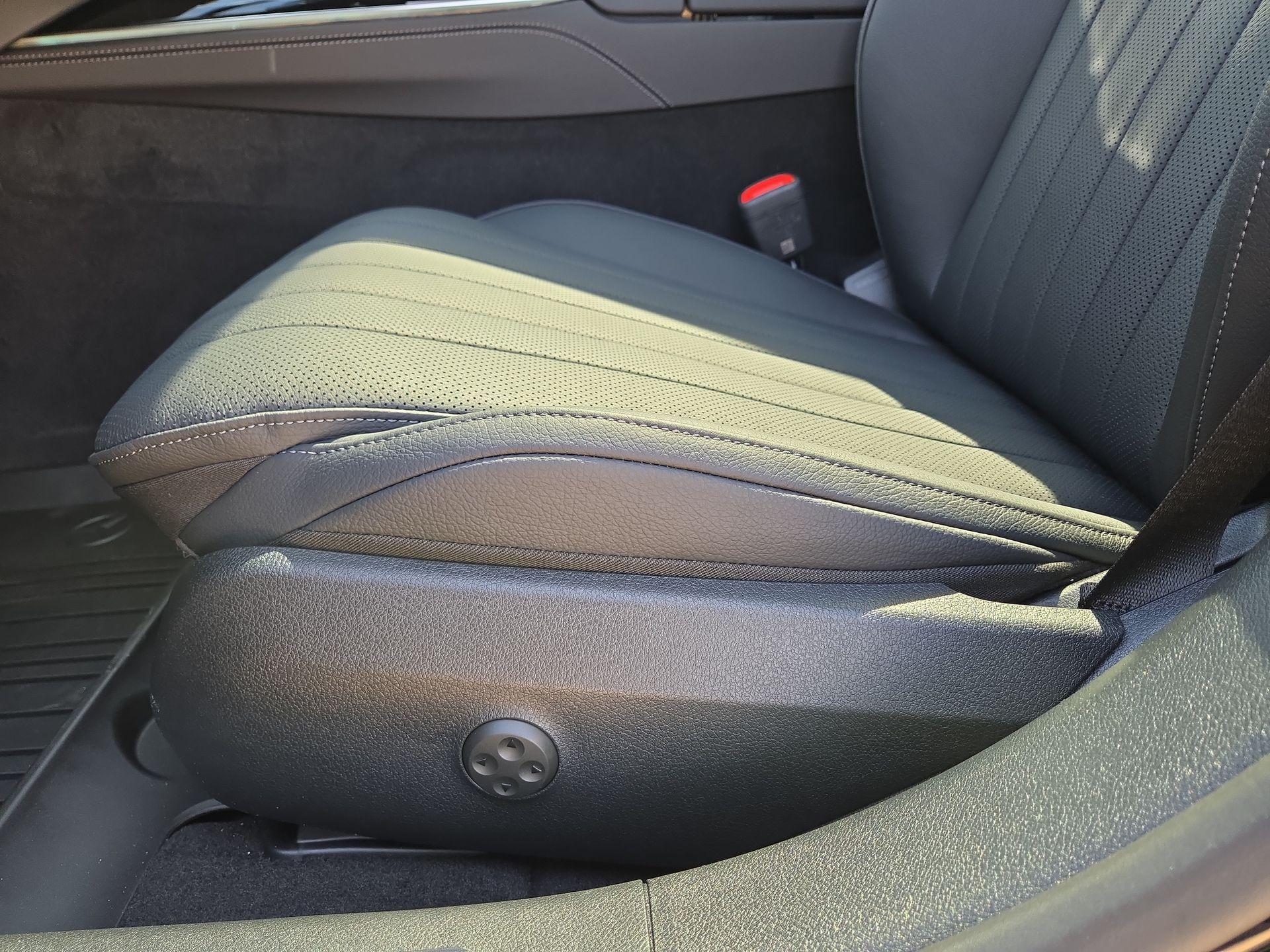 2025 Mercedes-Benz E-Class E350 - Photo 17