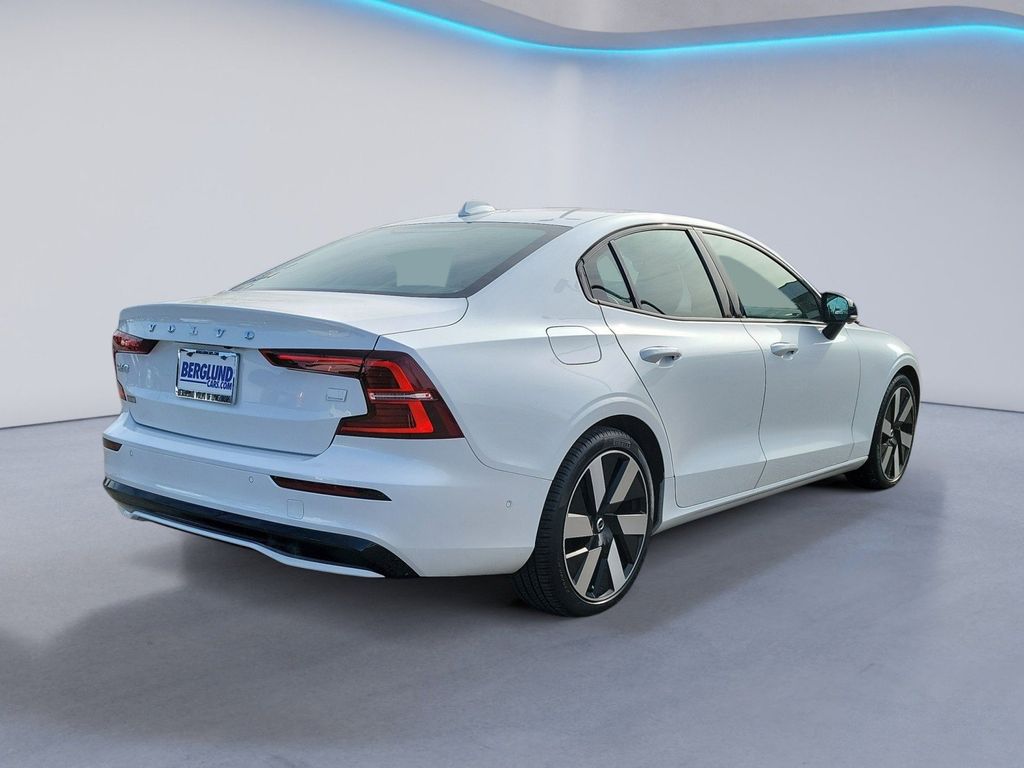 2024 Volvo S60 T8 Plus photo 3