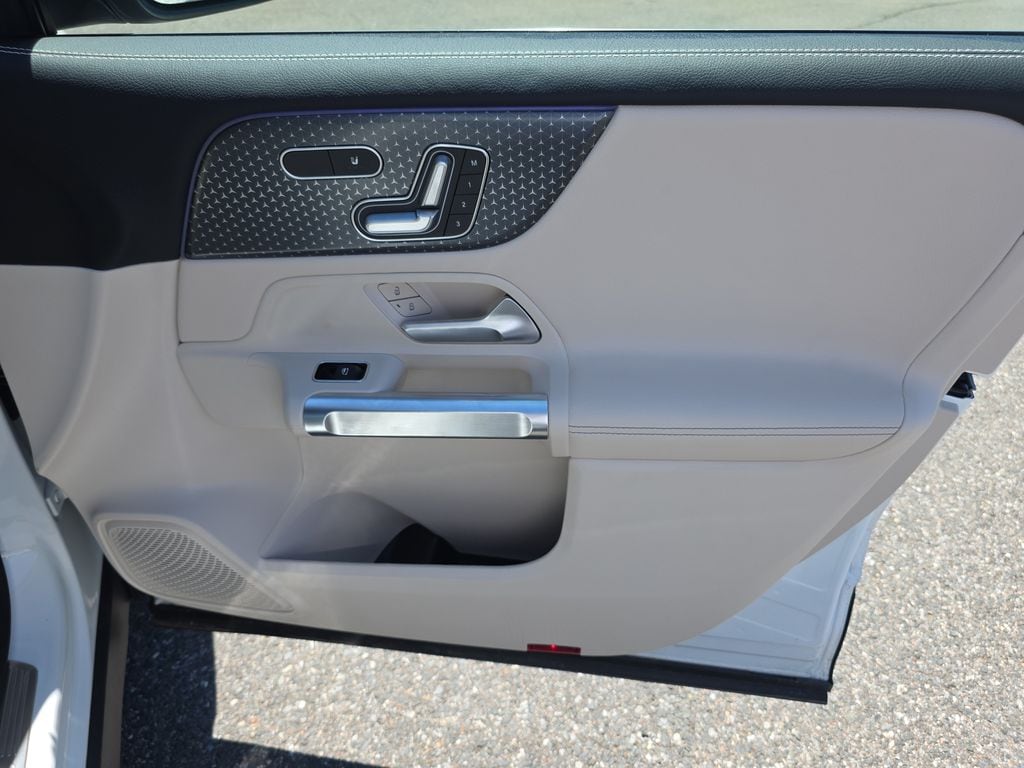2025 Mercedes-Benz GLB Base - Photo 11