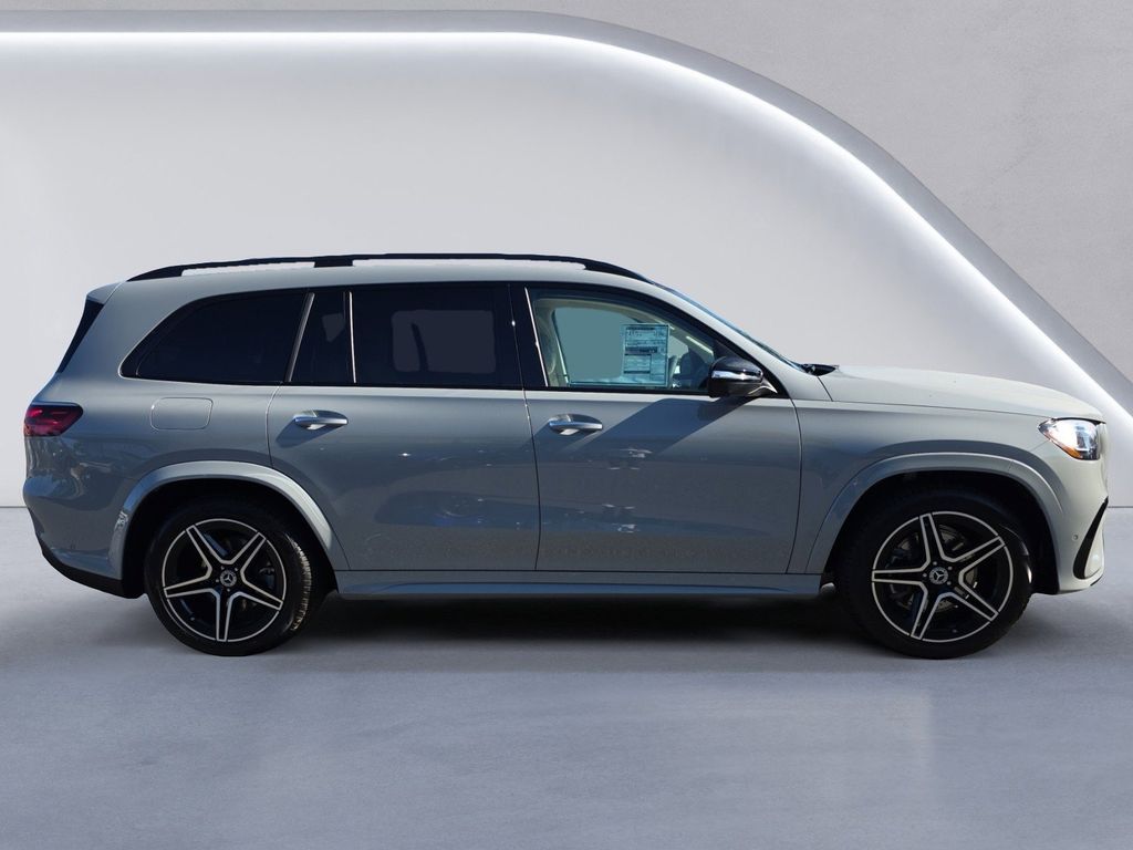 2026 Mercedes Benz GLS 450 4MATIC photo 3