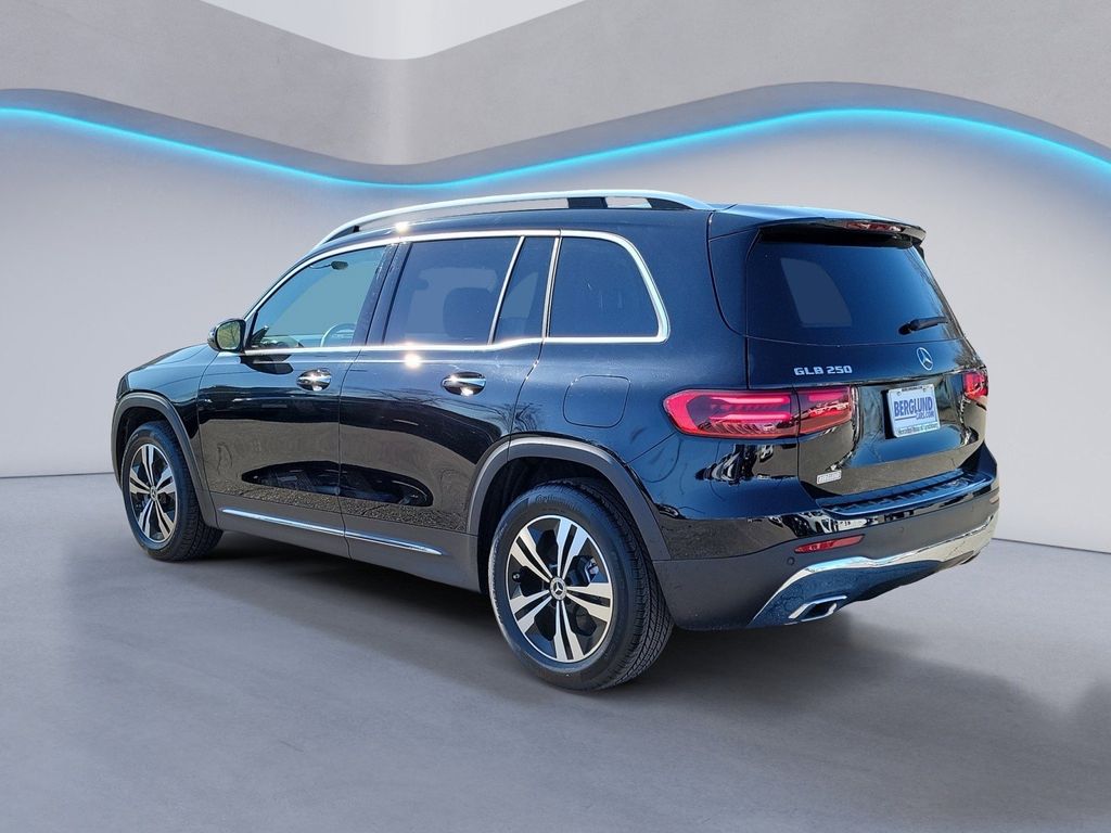 2025 Mercedes Benz GLB 250 4MATIC photo 4