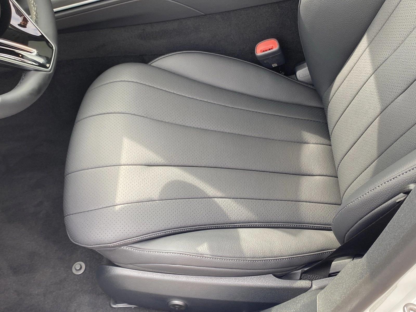 2025 Mercedes Benz E 350 4MATIC Sedan photo 4