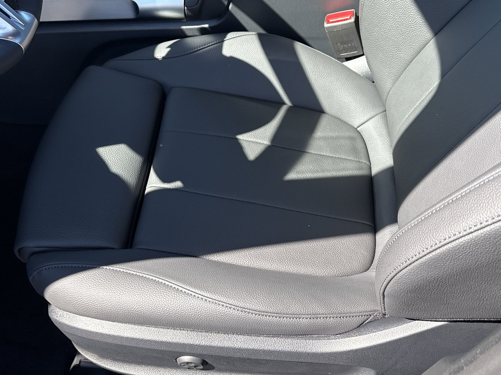 2025 Mercedes Benz GLB 250 photo 4