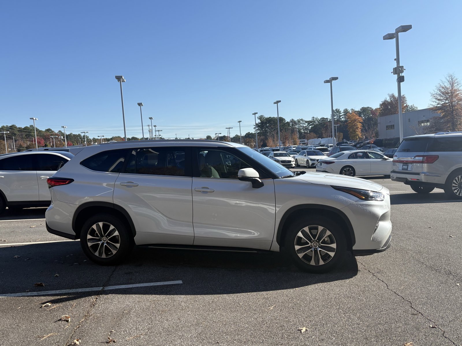 2023 Toyota Highlander XLE photo 2