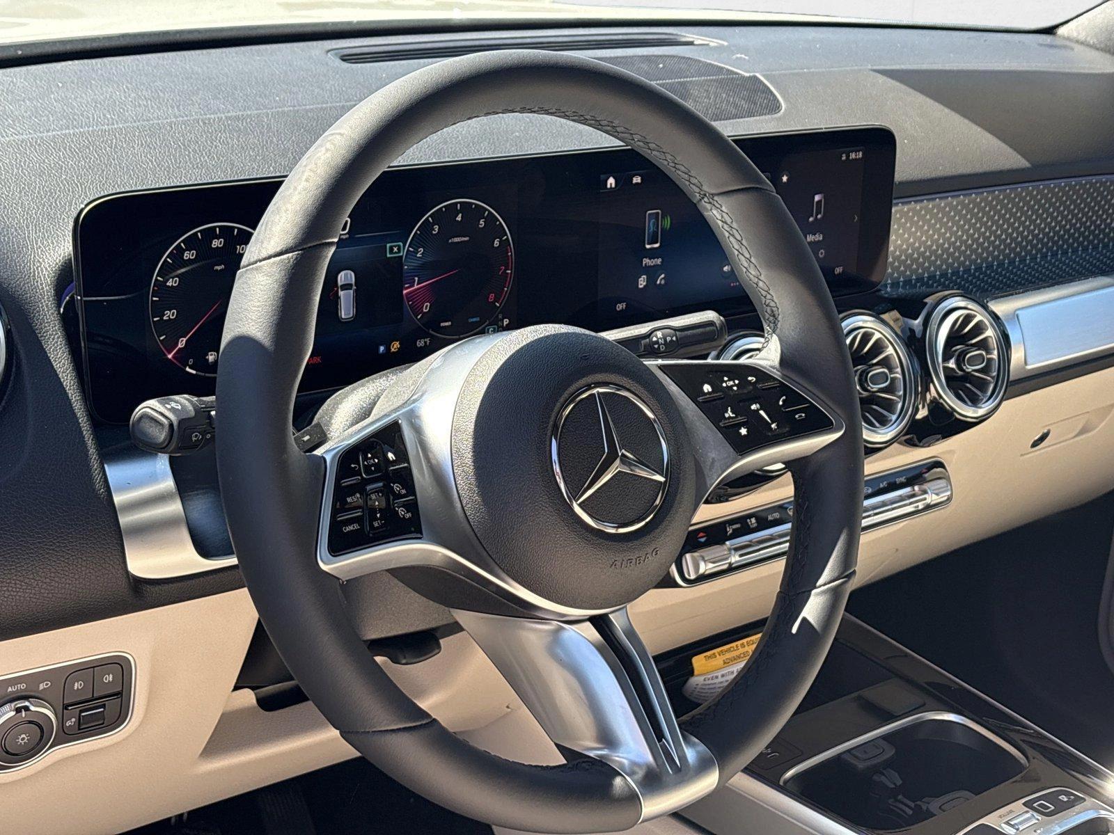 2025 Mercedes Benz GLB 250 photo 3
