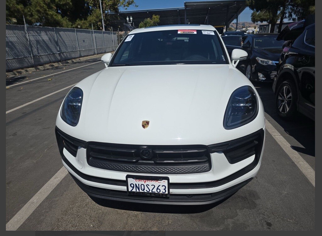 2024 Porsche Macan Base photo 2