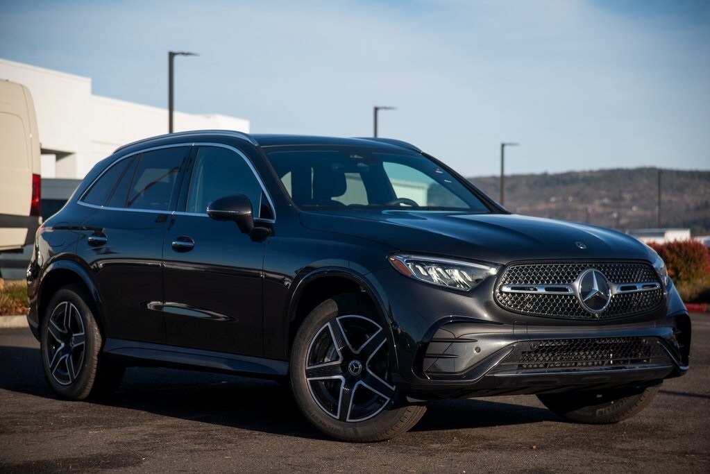 2025 Mercedes Benz GLC 300 4MATIC photo 3