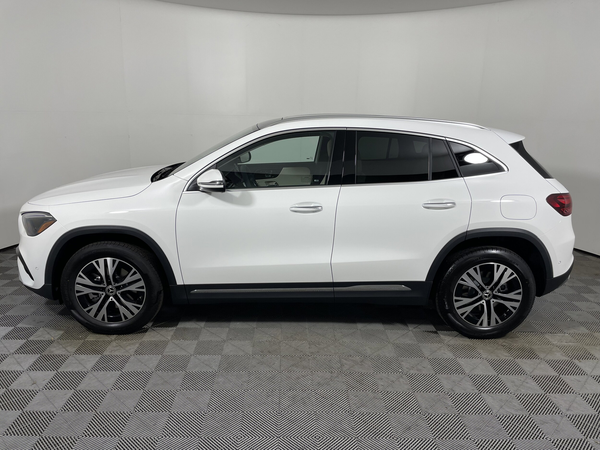 2026 Mercedes Benz GLC 300 photo 2