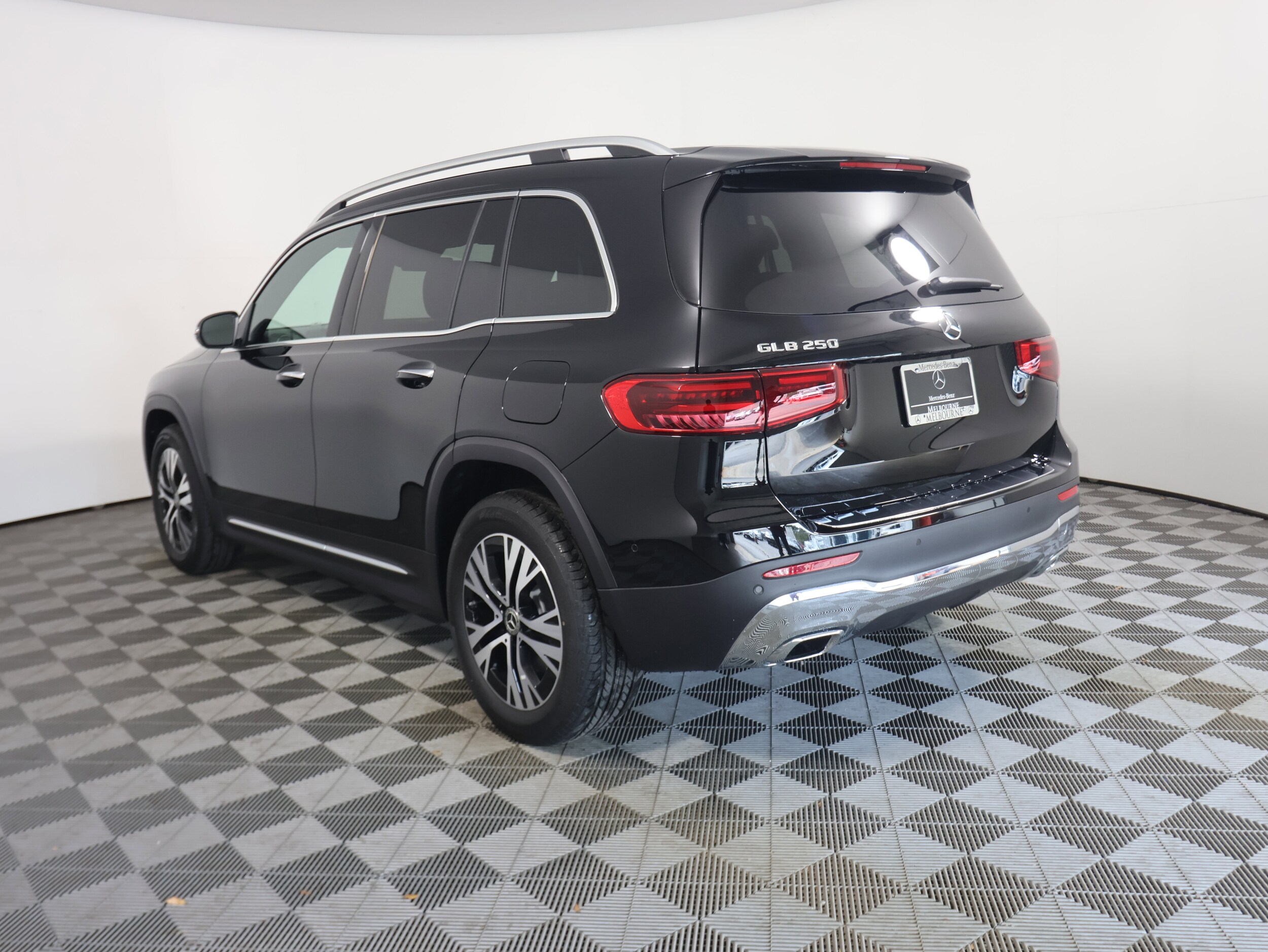 2025 Mercedes Benz GLB 250 photo 3