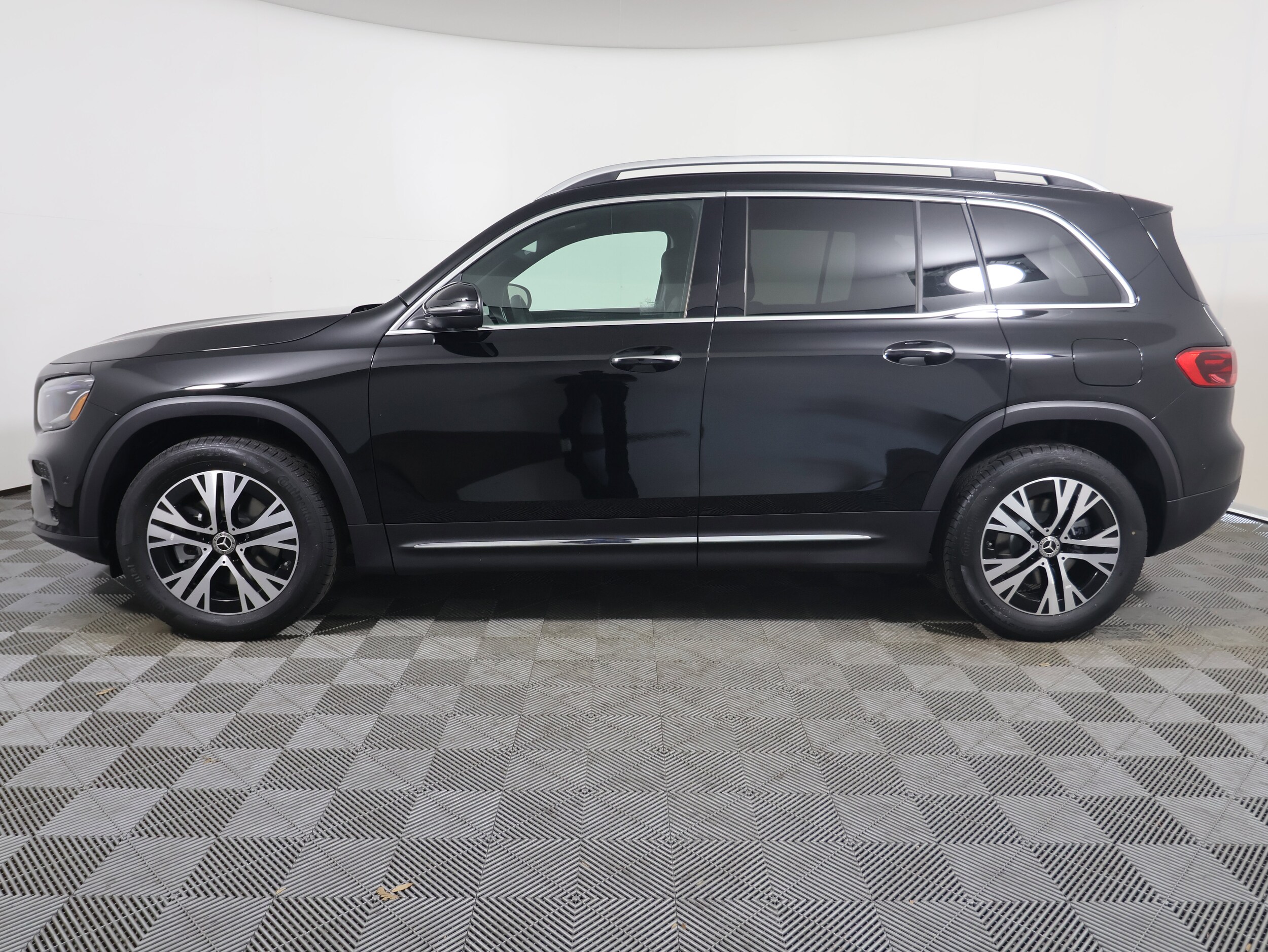 2025 Mercedes Benz GLB 250 photo 2
