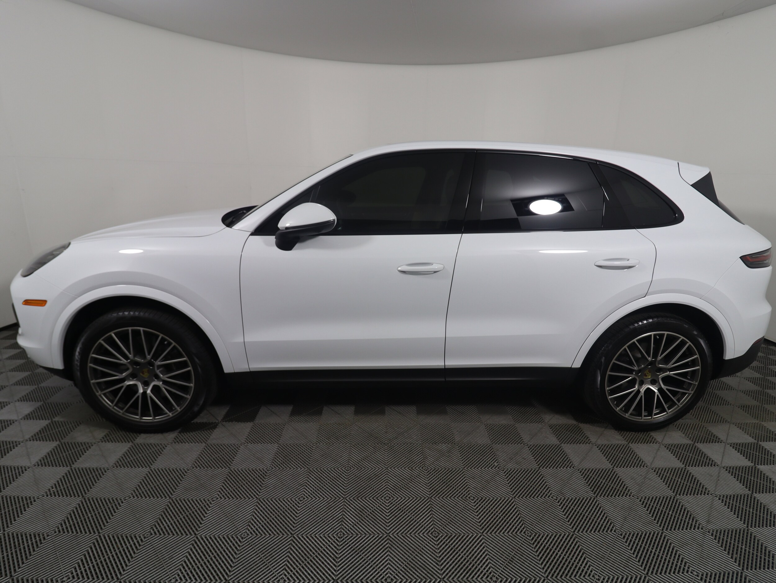 2023 Porsche Cayenne Platinum Edition photo 2