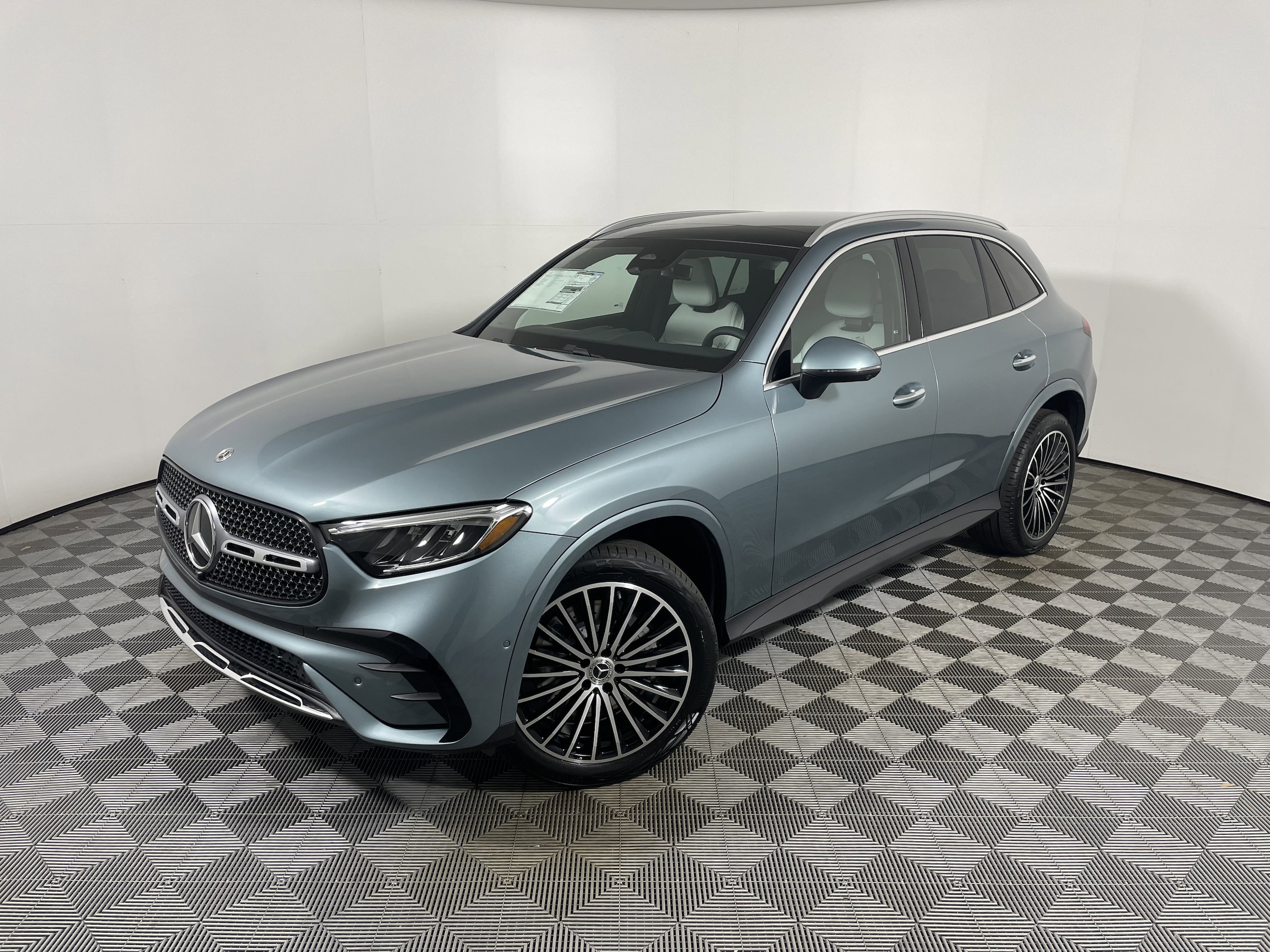 2026 Mercedes-Benz GLC Base's photo