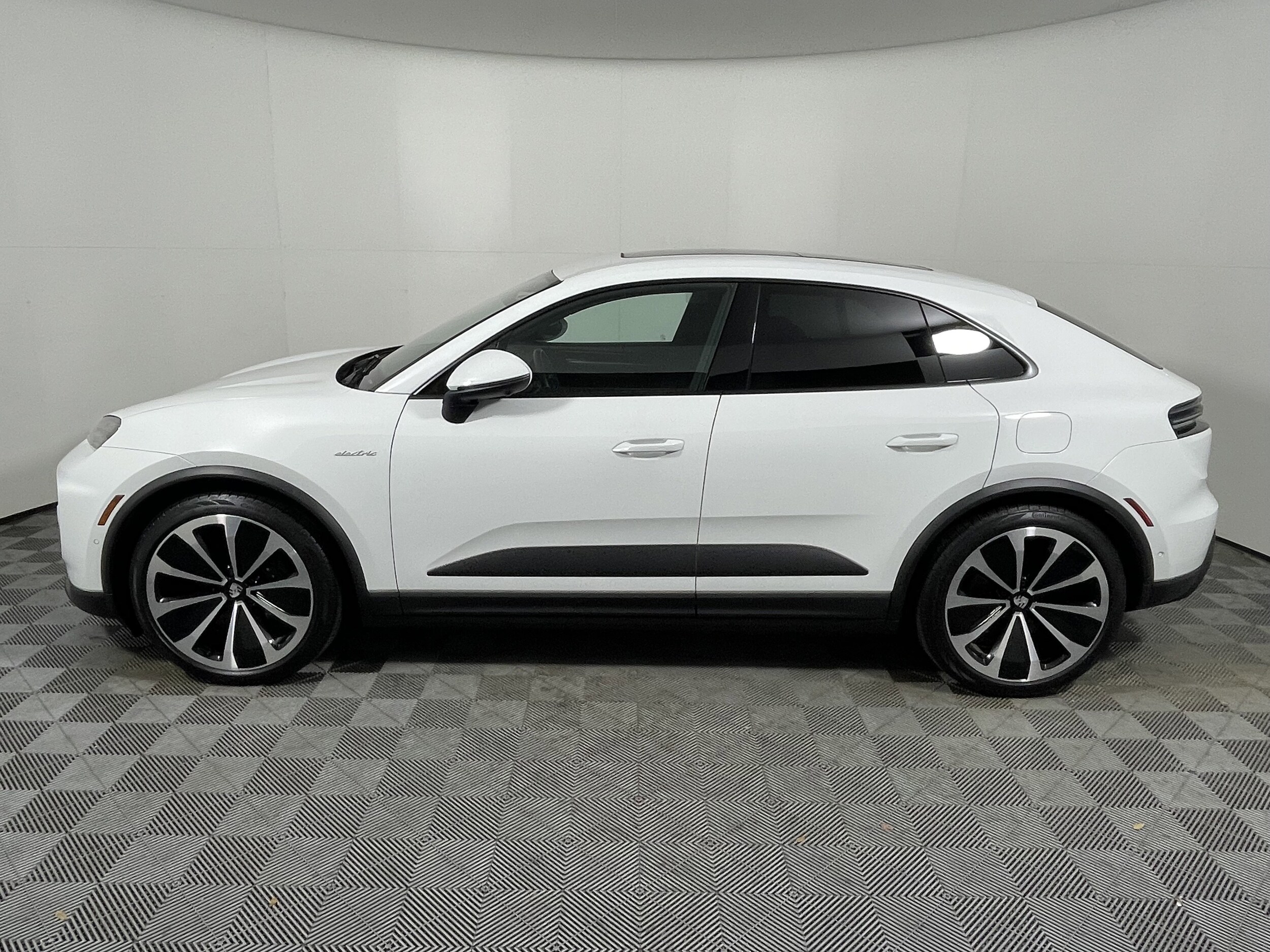 Used 2025 Porsche Macan Base with VIN WP1AD2XA0SL076575 for sale in Melbourne, FL