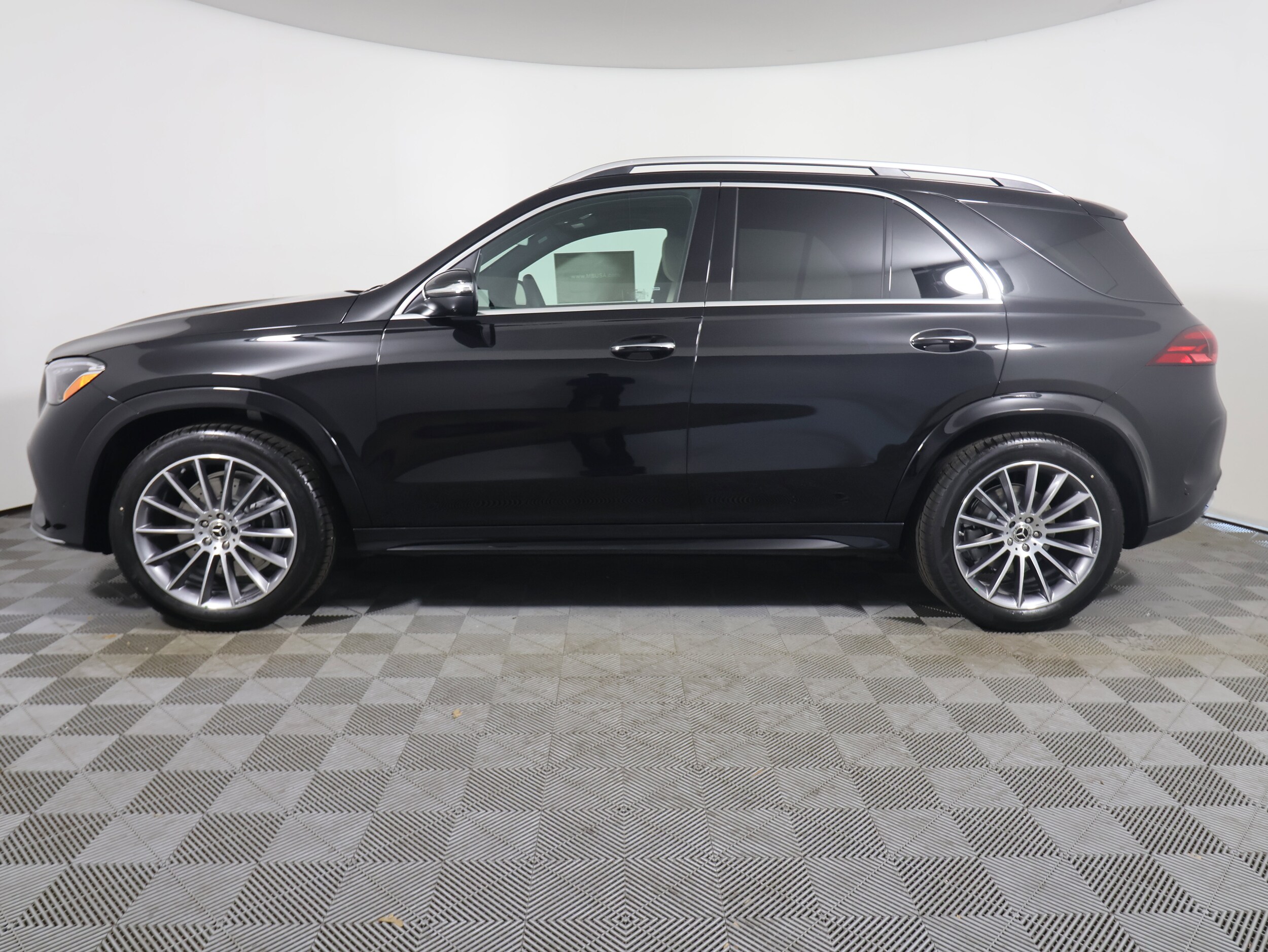 2025 Mercedes Benz GLE 350 4MATIC photo 2
