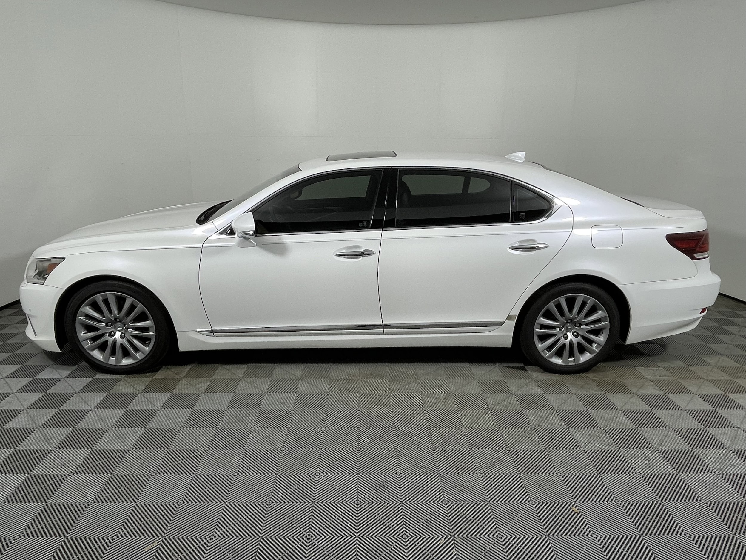 2014 Lexus LS 460 L photo 2
