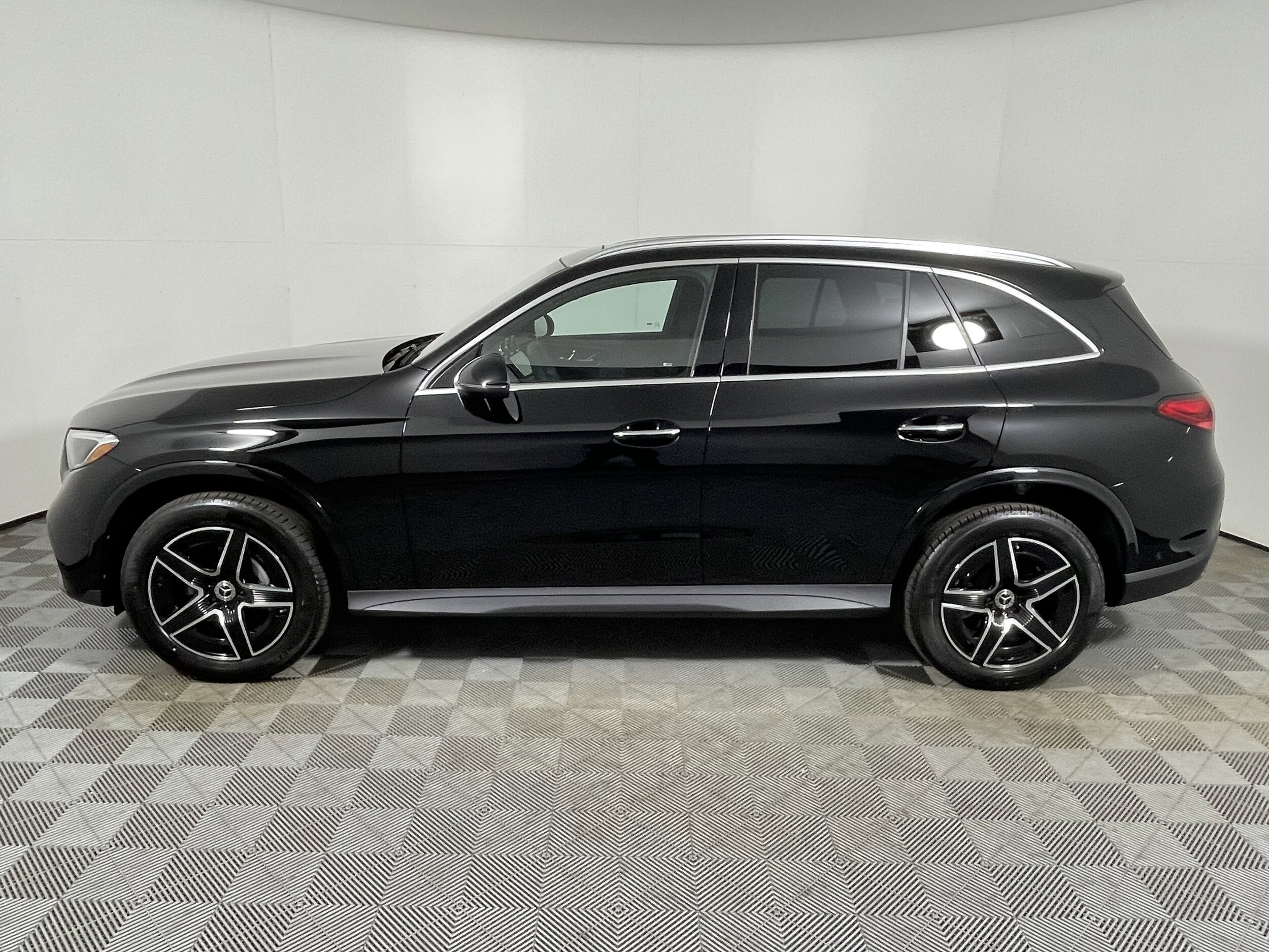 2026 Mercedes Benz GLC 300 photo 2