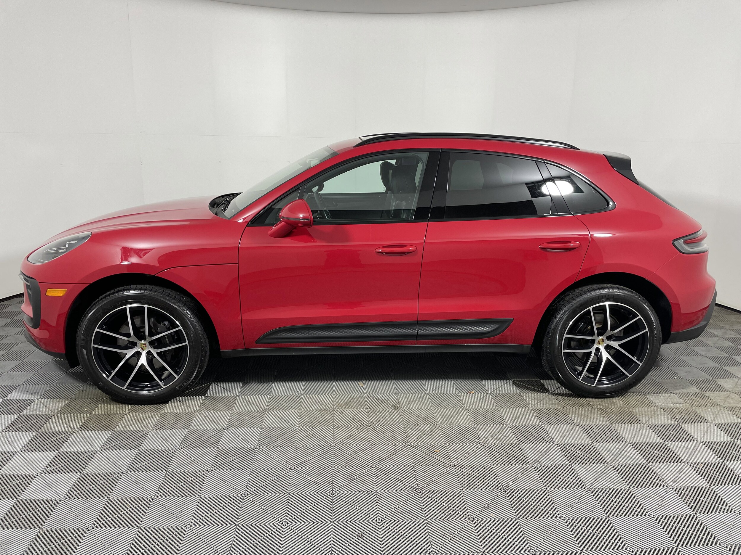 2025 Porsche Macan Base photo 2