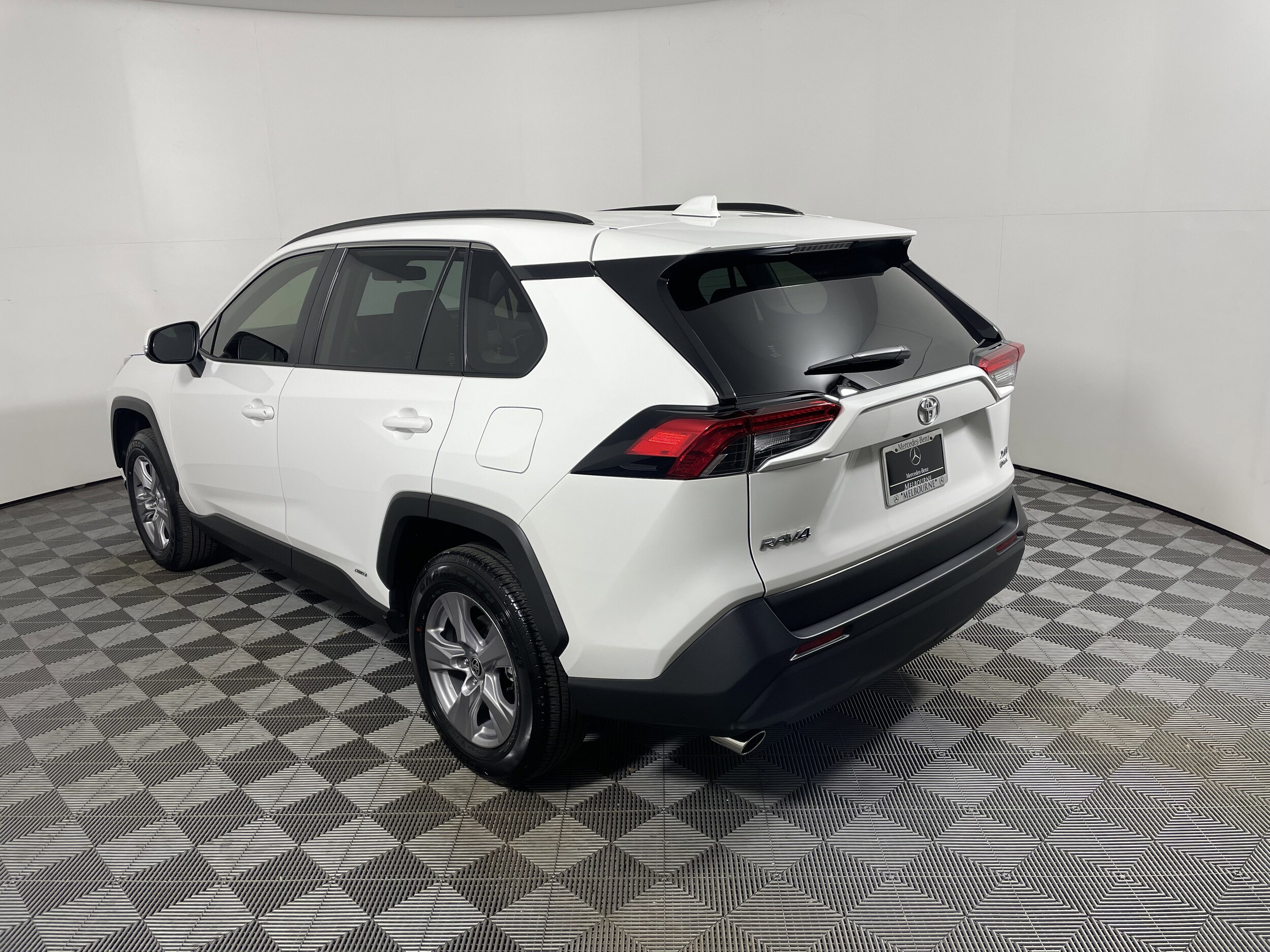 2025 Toyota RAV4 Hybrid XLE photo 3