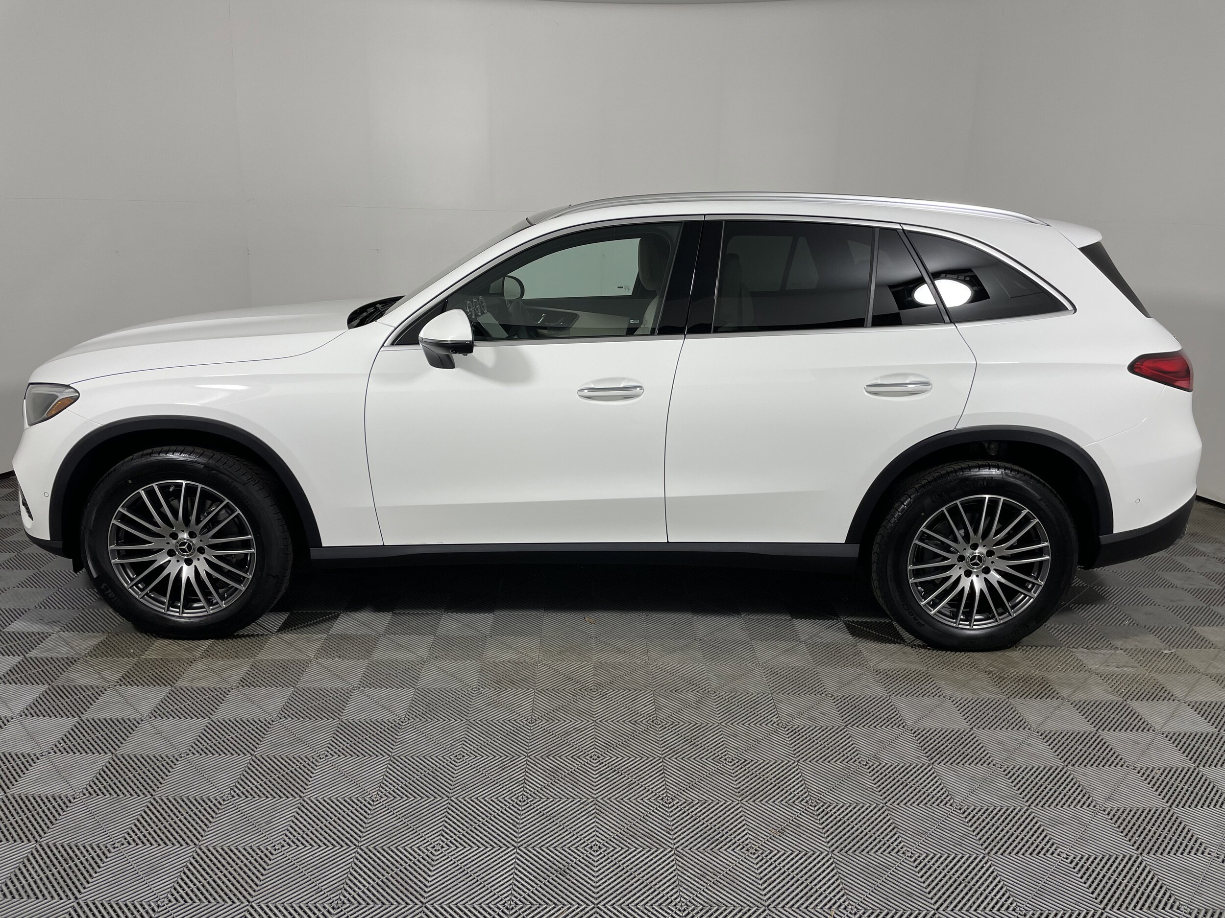 2026 Mercedes Benz GLC 300 photo 2