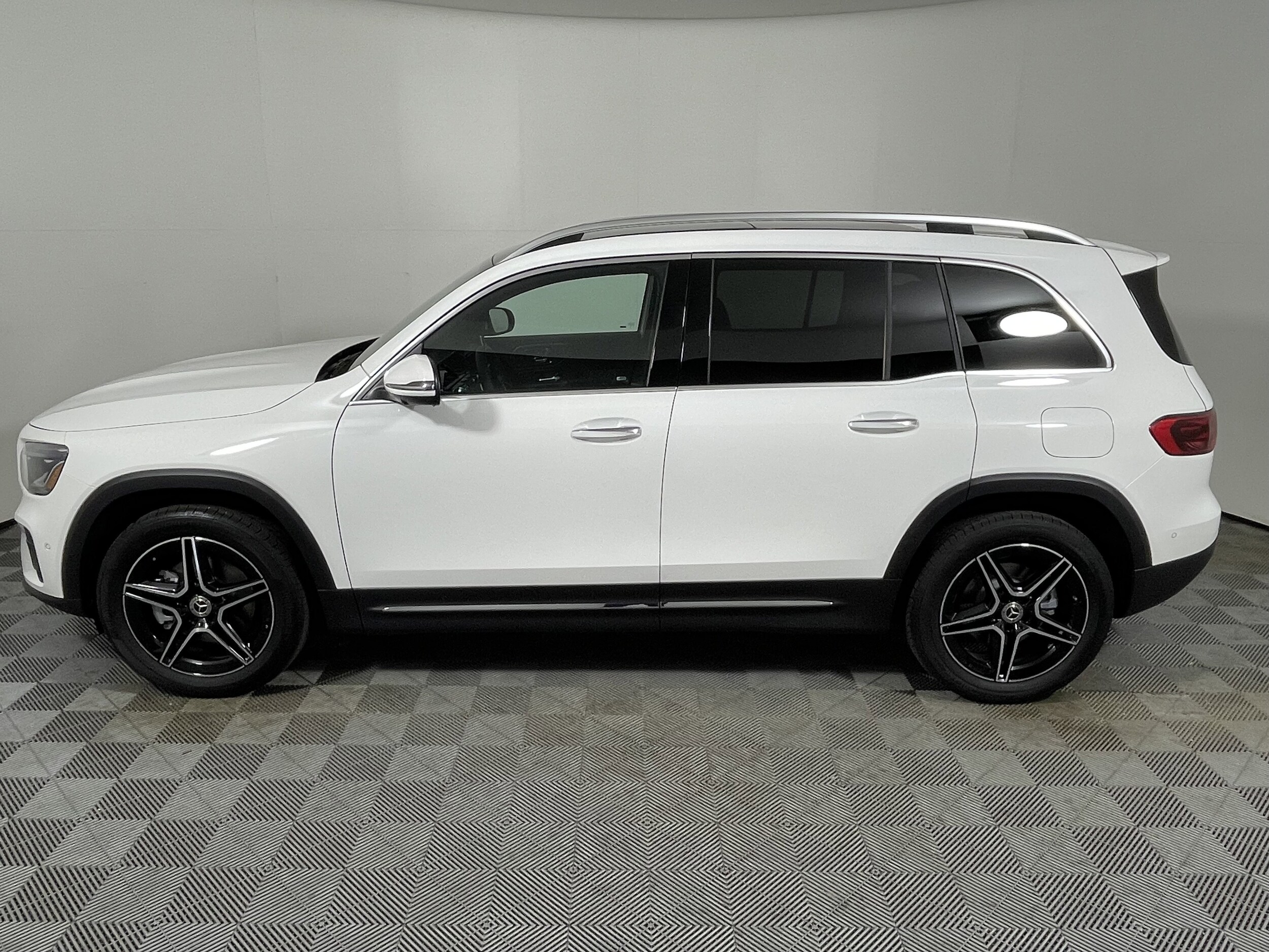 2026 Mercedes Benz GLB 250 photo 2