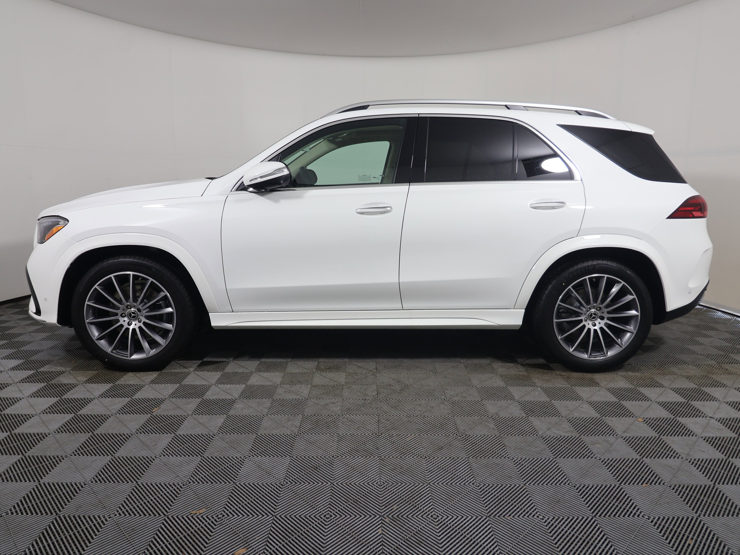 2025 Mercedes Benz GLE 350 4MATIC photo 2