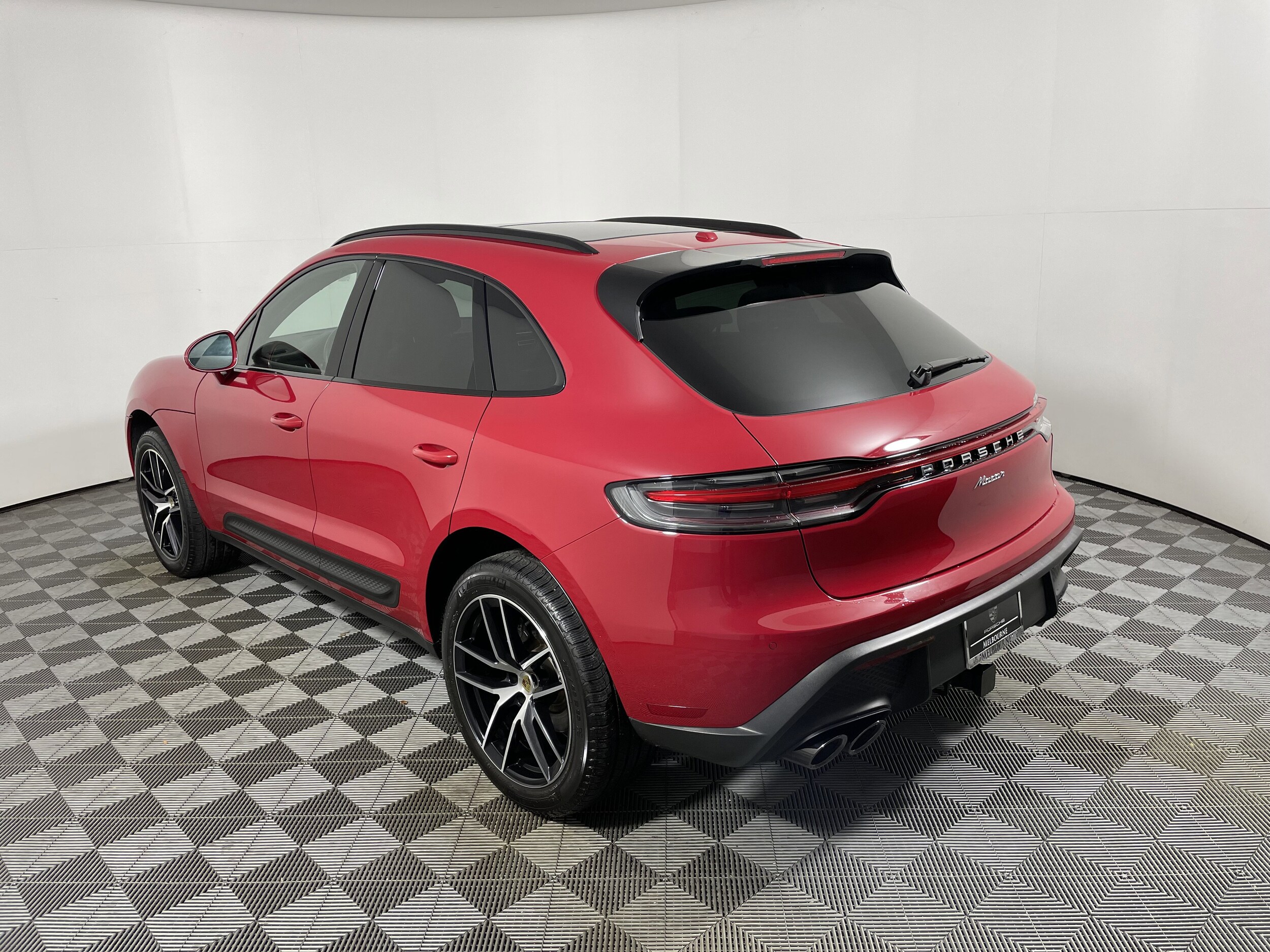 2025 Porsche Macan Base photo 3