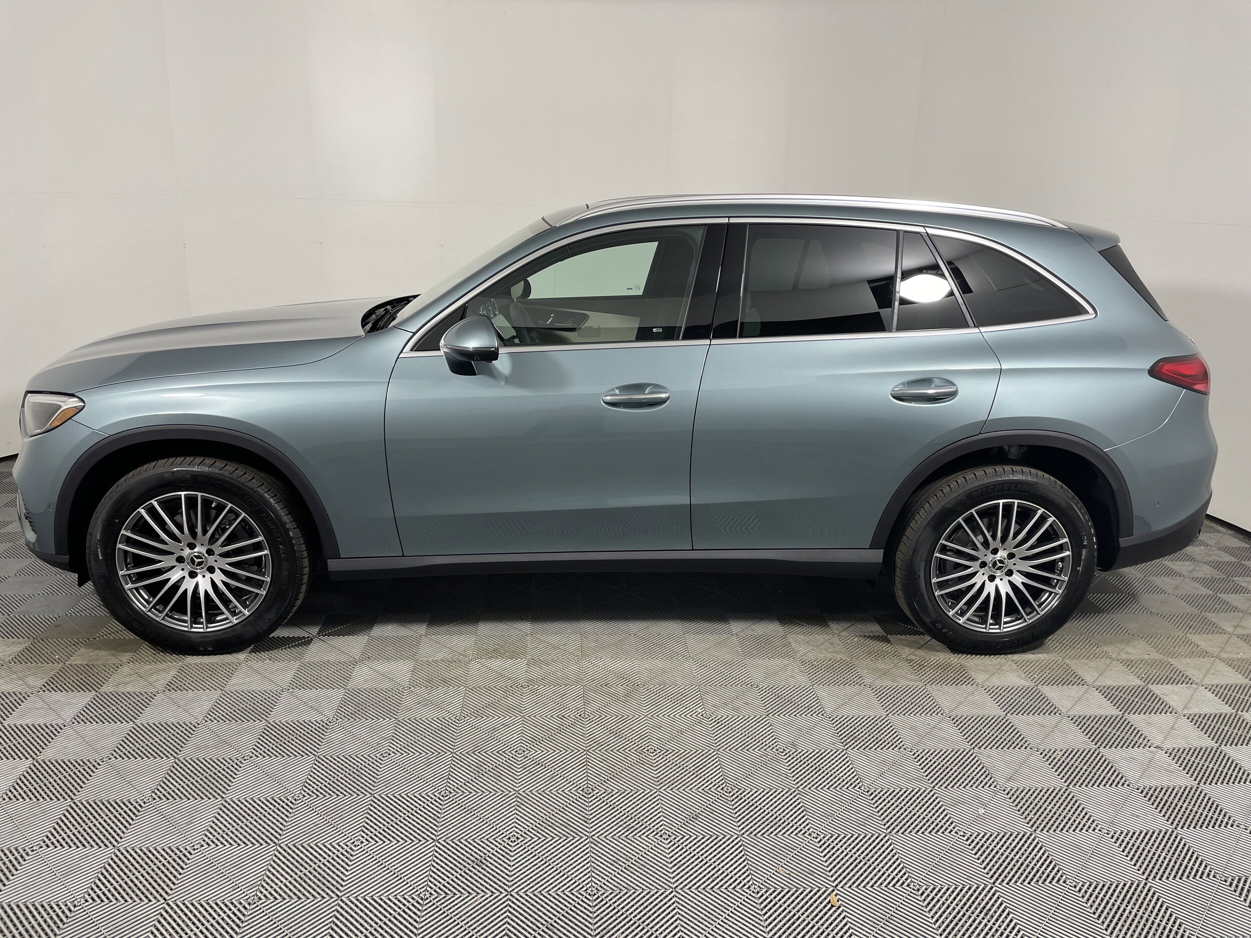 2026 Mercedes Benz GLC 300 photo 2