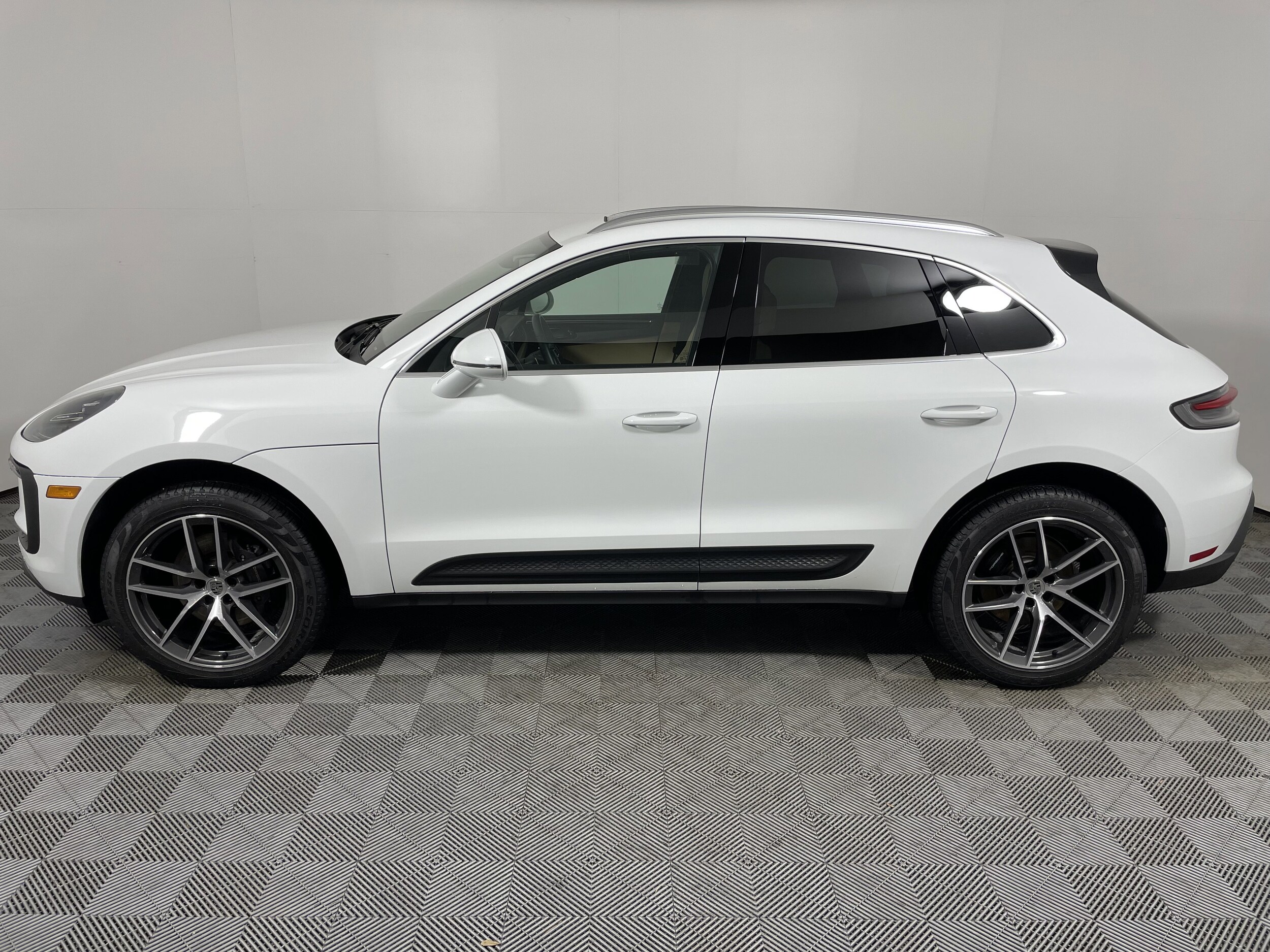 2025 Porsche Macan Base photo 2