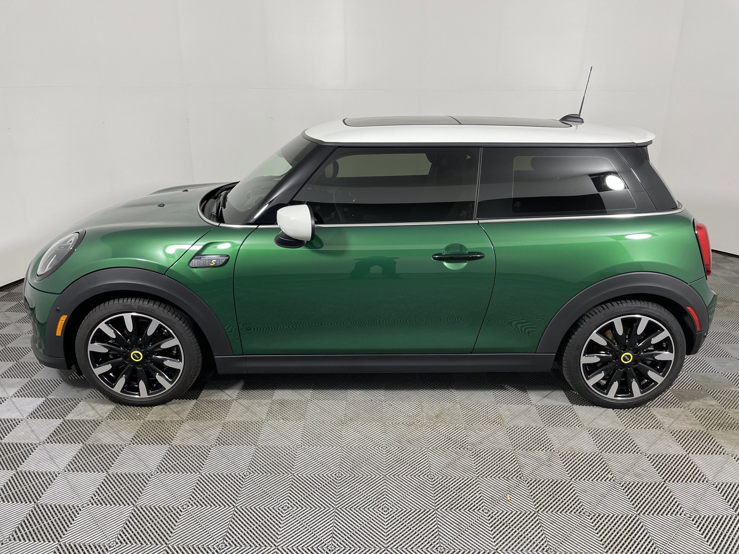 2024 Mini Cooper 2 Door Hardtop SE photo 2