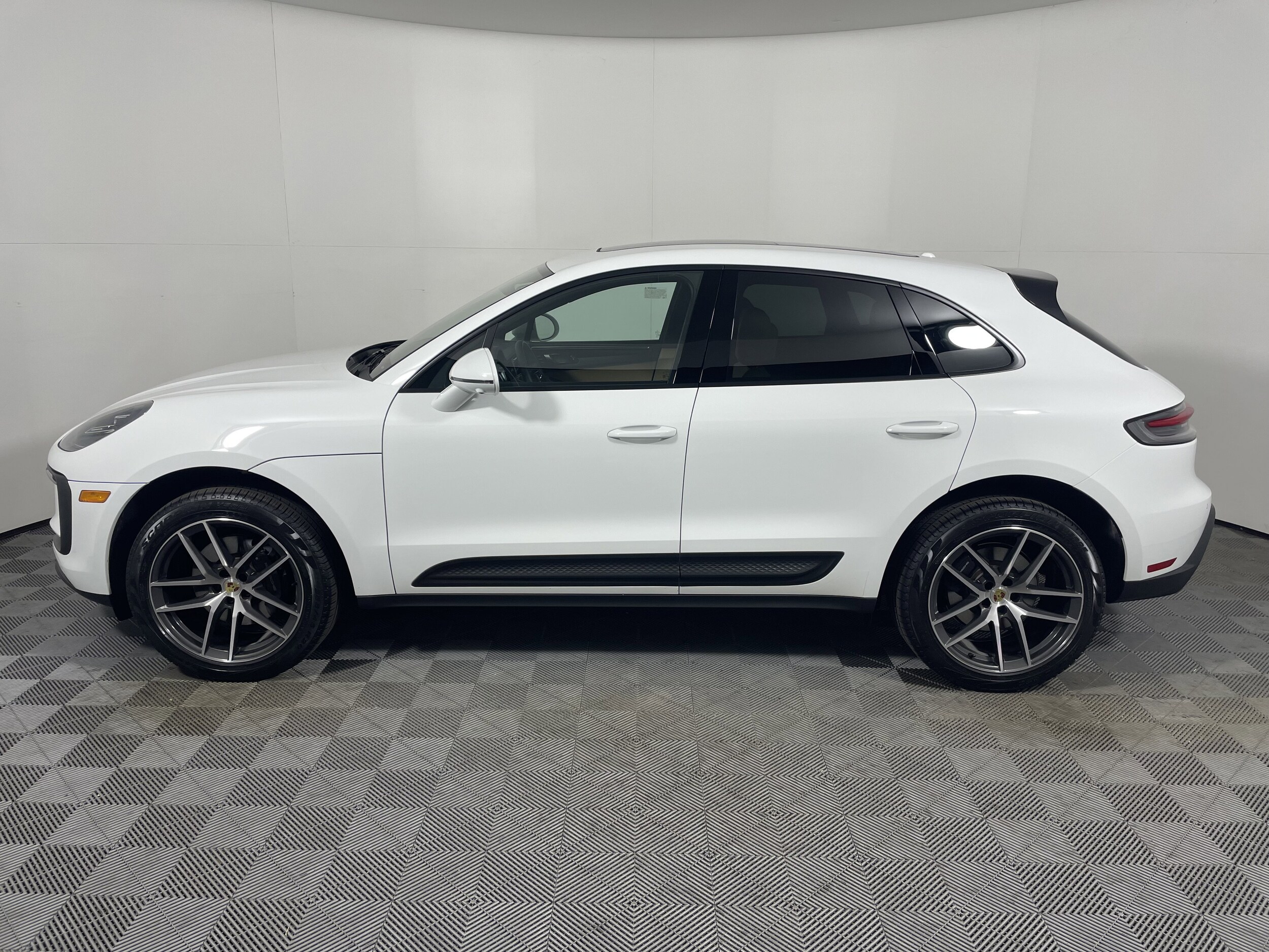 2025 Porsche Macan Base photo 2
