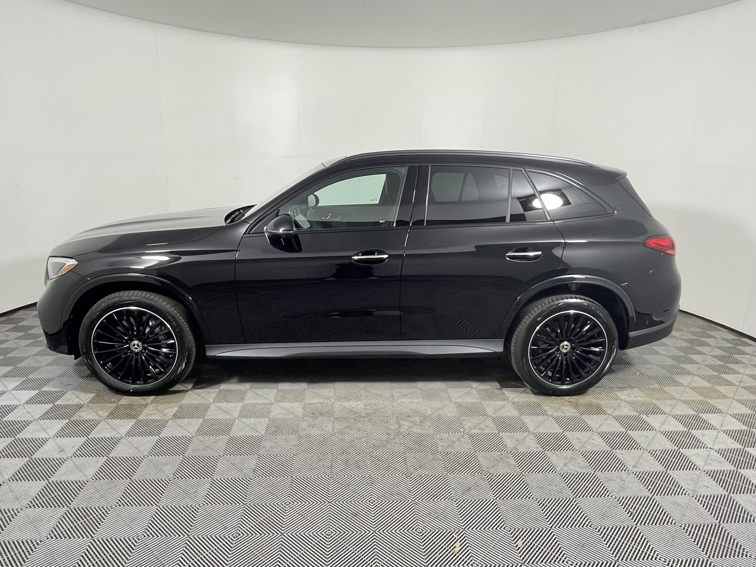 2026 Mercedes Benz GLC 300 photo 2