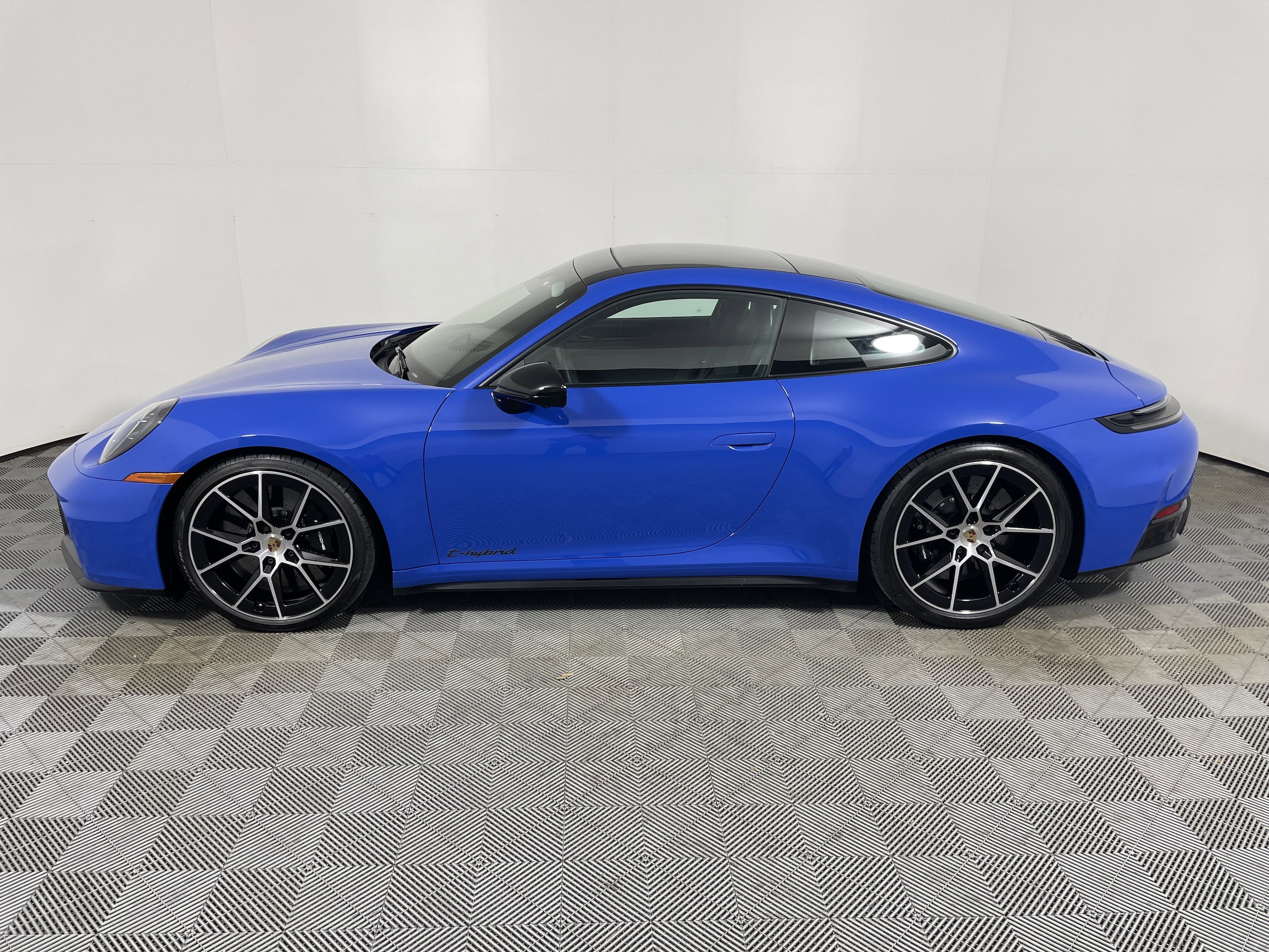 2025 Porsche 911 4 GTS photo 2