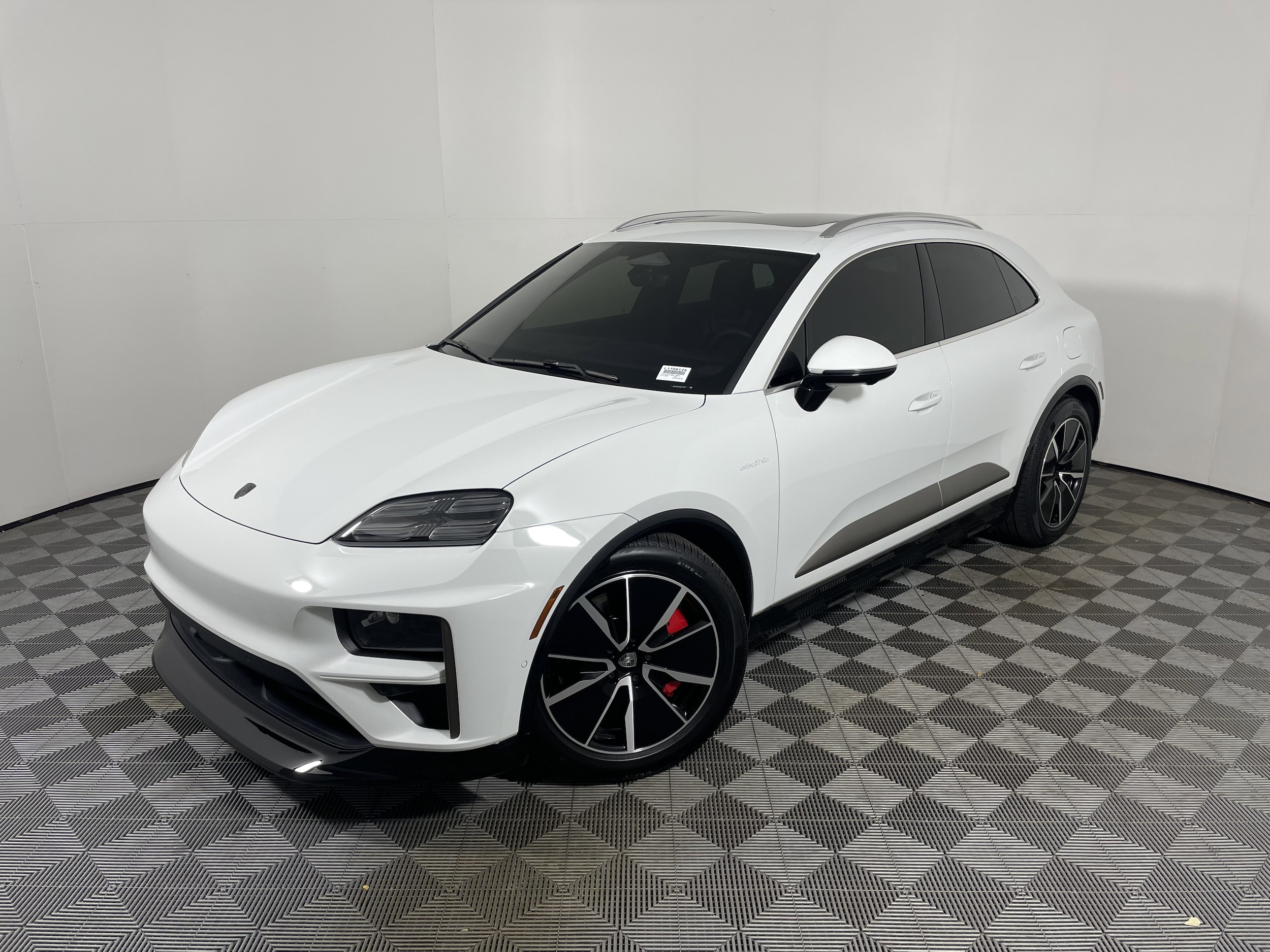 2025 Porsche Macan Macan Turbo Electric's photo