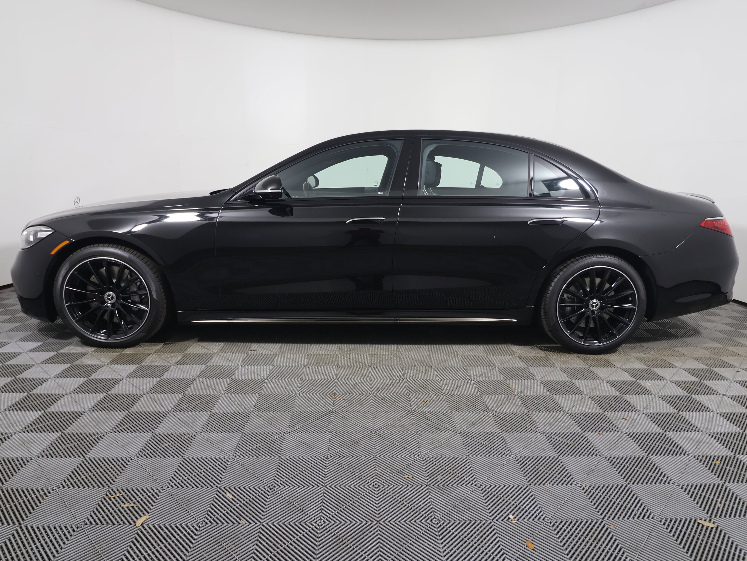 2025 Mercedes Benz S 450 580 4MATIC photo 2