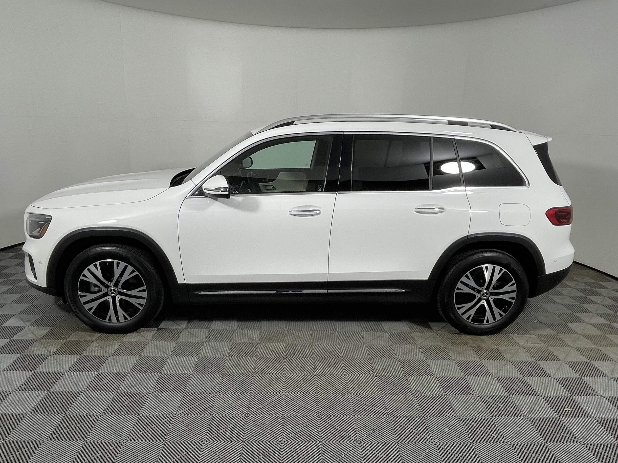 2025 Mercedes Benz GLB 250 photo 2