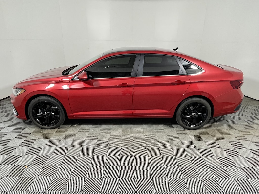 Used 2025 Volkswagen Jetta SE Auto Sedan