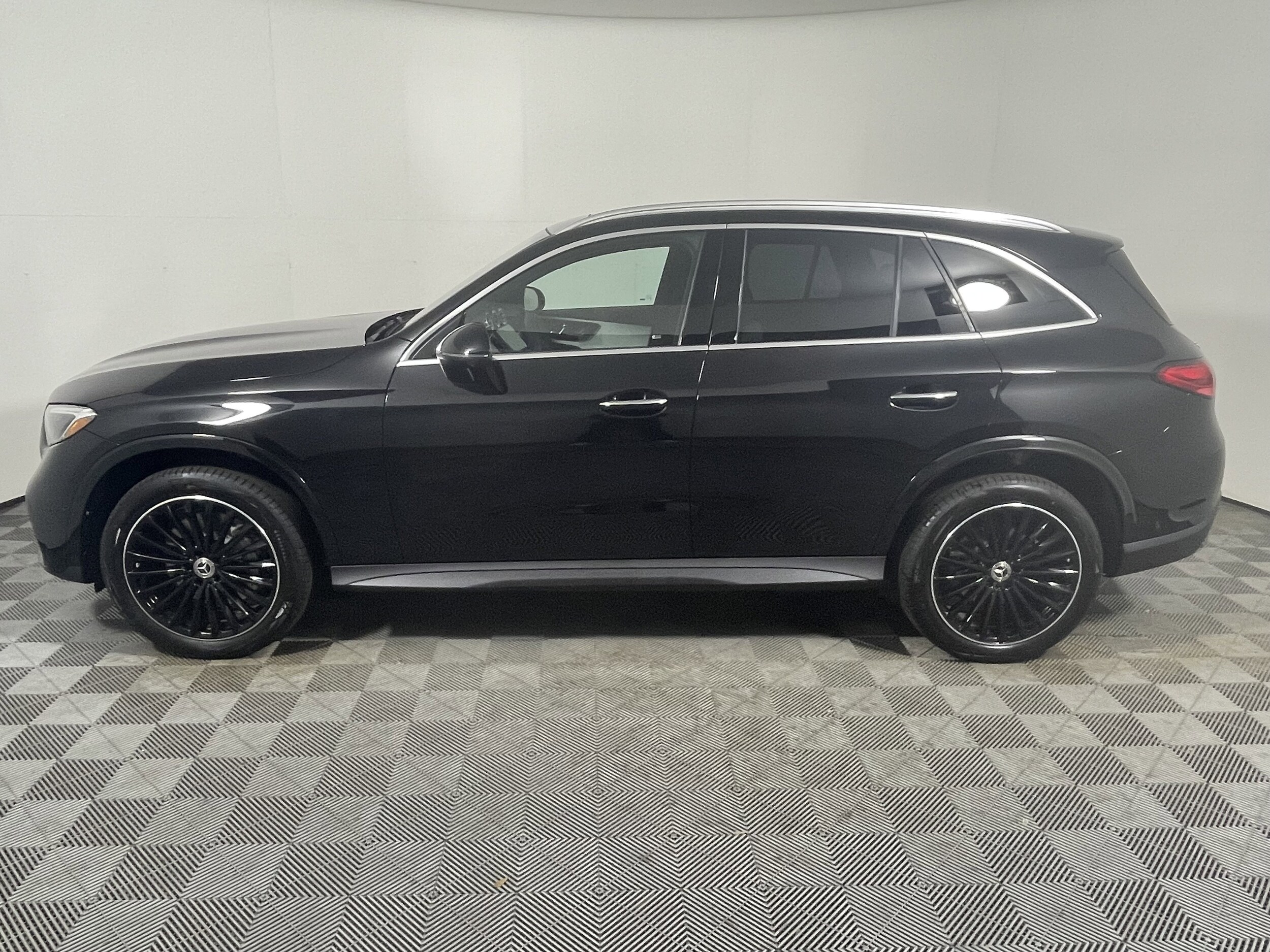 2026 Mercedes Benz GLC 300 photo 2