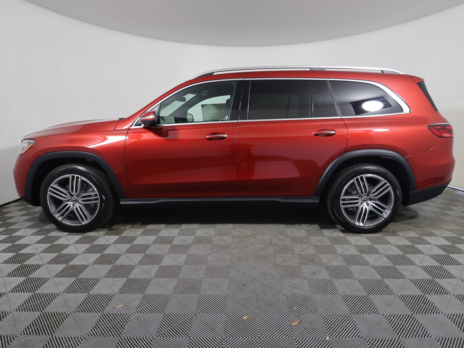 2025 Mercedes Benz GLS 450 4MATIC photo 2