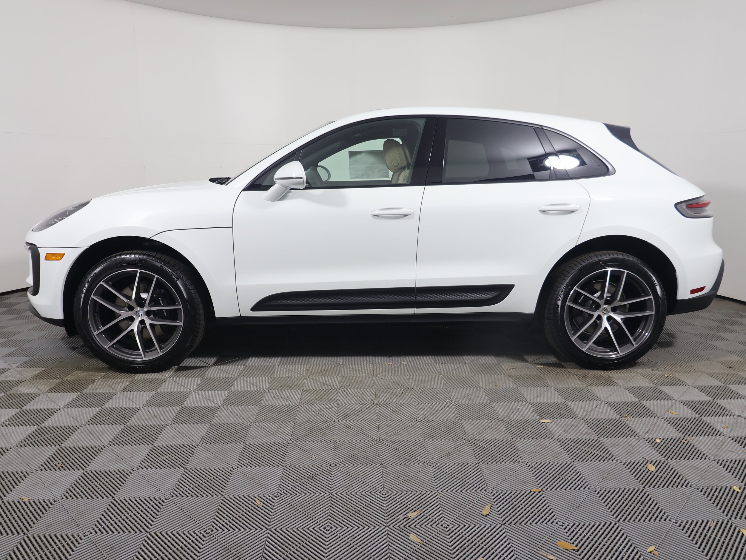 2025 Porsche Macan Base photo 2