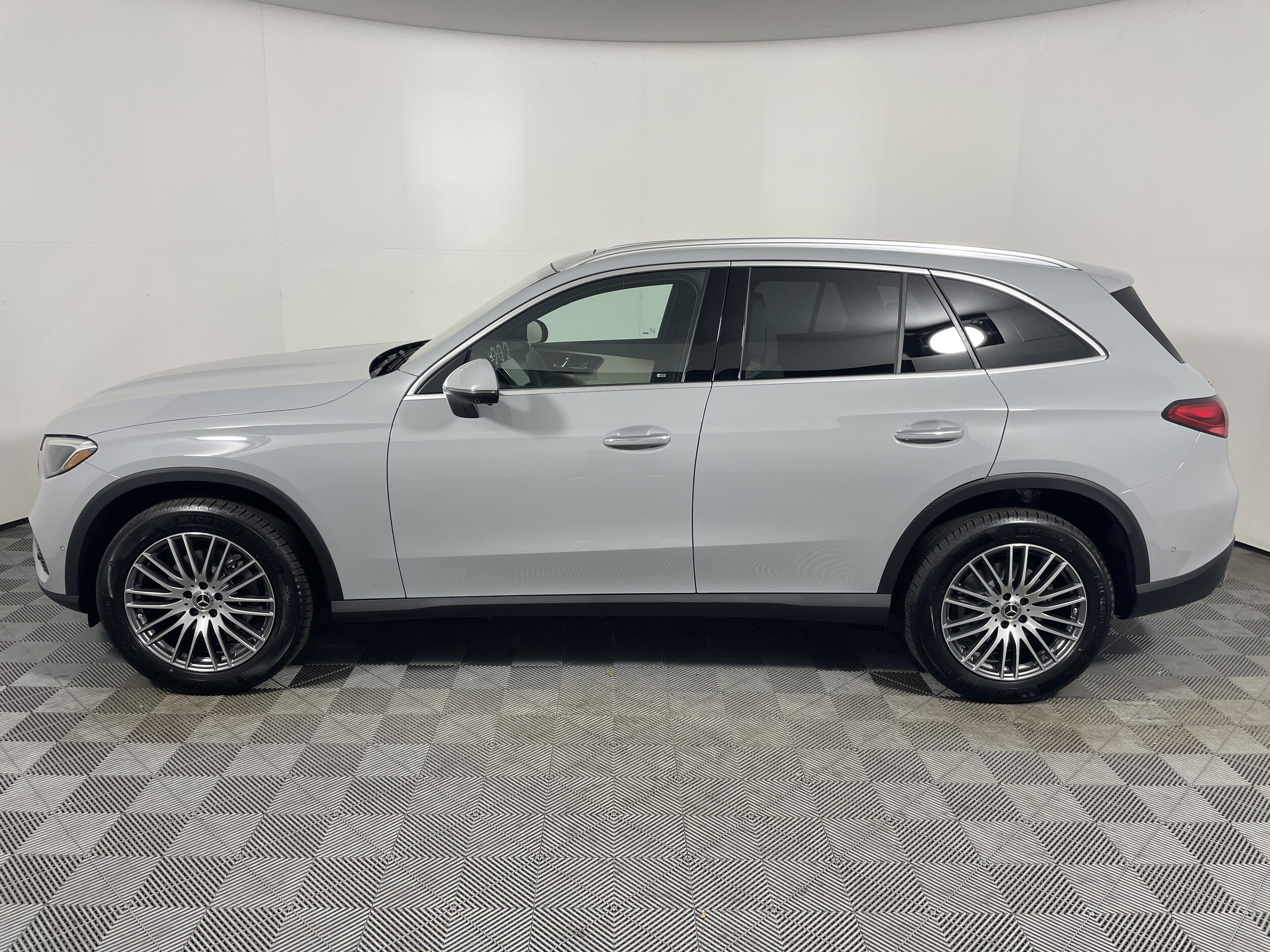 2026 Mercedes Benz GLC 300 photo 2