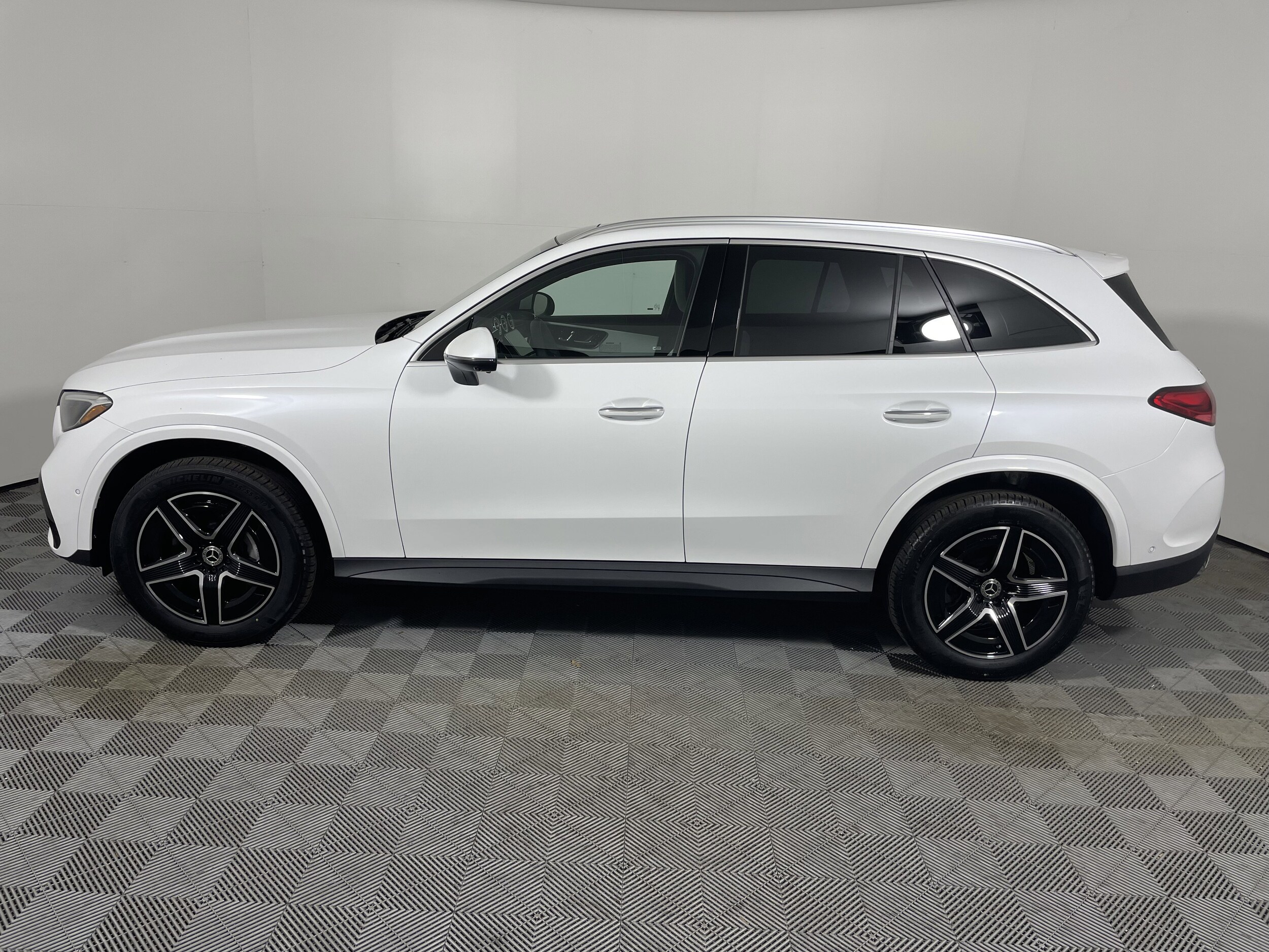2026 Mercedes Benz GLC 300 photo 2